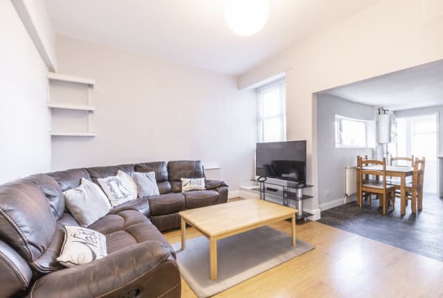 4 Bed House - Falmouth Street photo 1