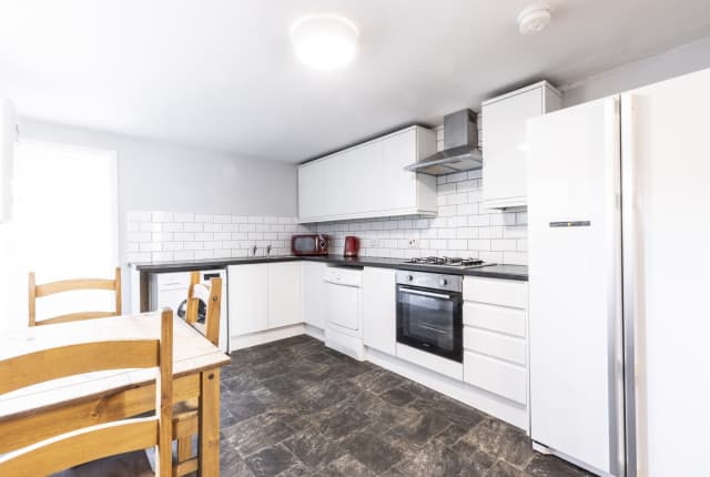 4 Bed House - Falmouth Street thumbnail 2