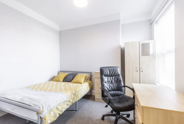 4 Bed House - Falmouth Street thumbnail 5