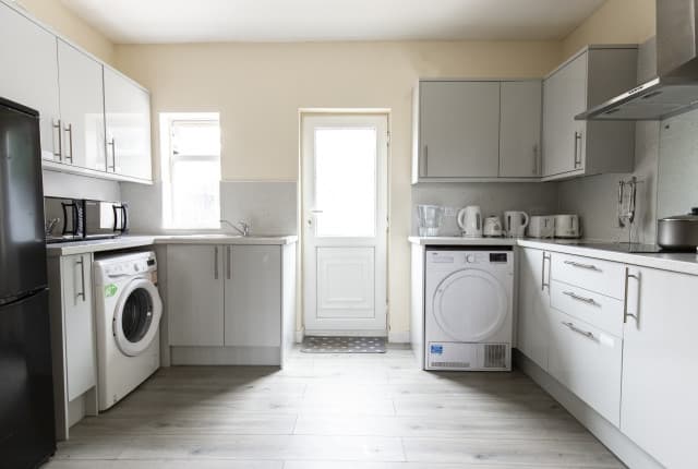 6 Bed House - Inglemire Lane thumbnail 2