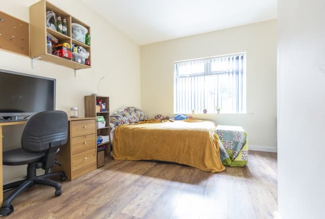 6 Bed House - Inglemire Lane thumbnail 3