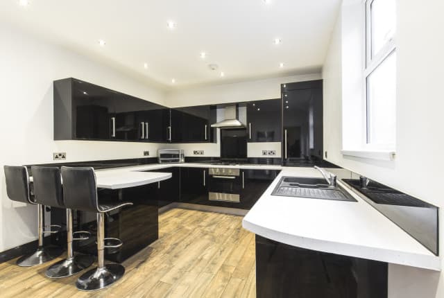 4 Bed House - Beresford Avenue thumbnail 2