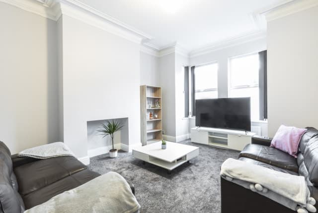 4 Bed House - Beresford Avenue photo 1