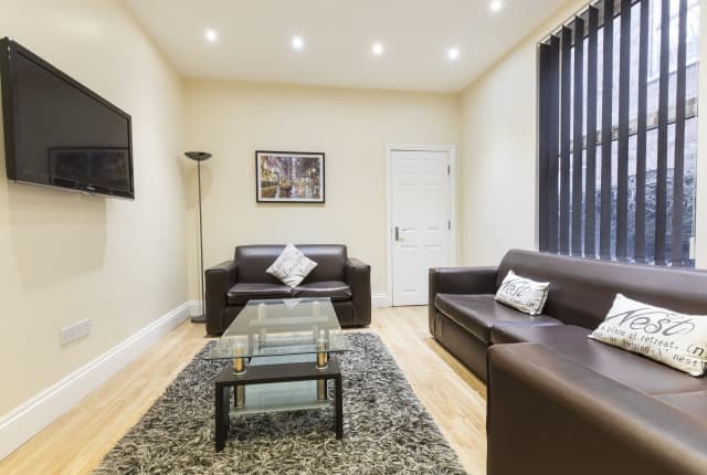 4 Bed House - Beresford Avenue thumbnail 3