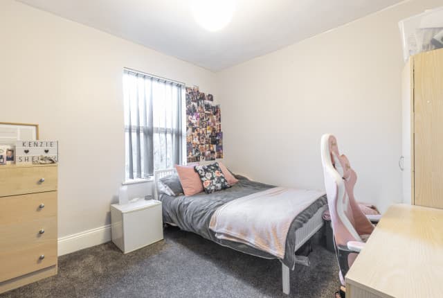 4 Bed House - Beresford Avenue thumbnail 5