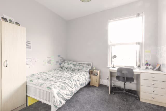 4 Bed House - Beresford Avenue thumbnail 4