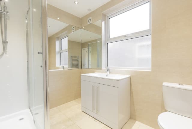 4 Bed House - Beresford Avenue thumbnail 9