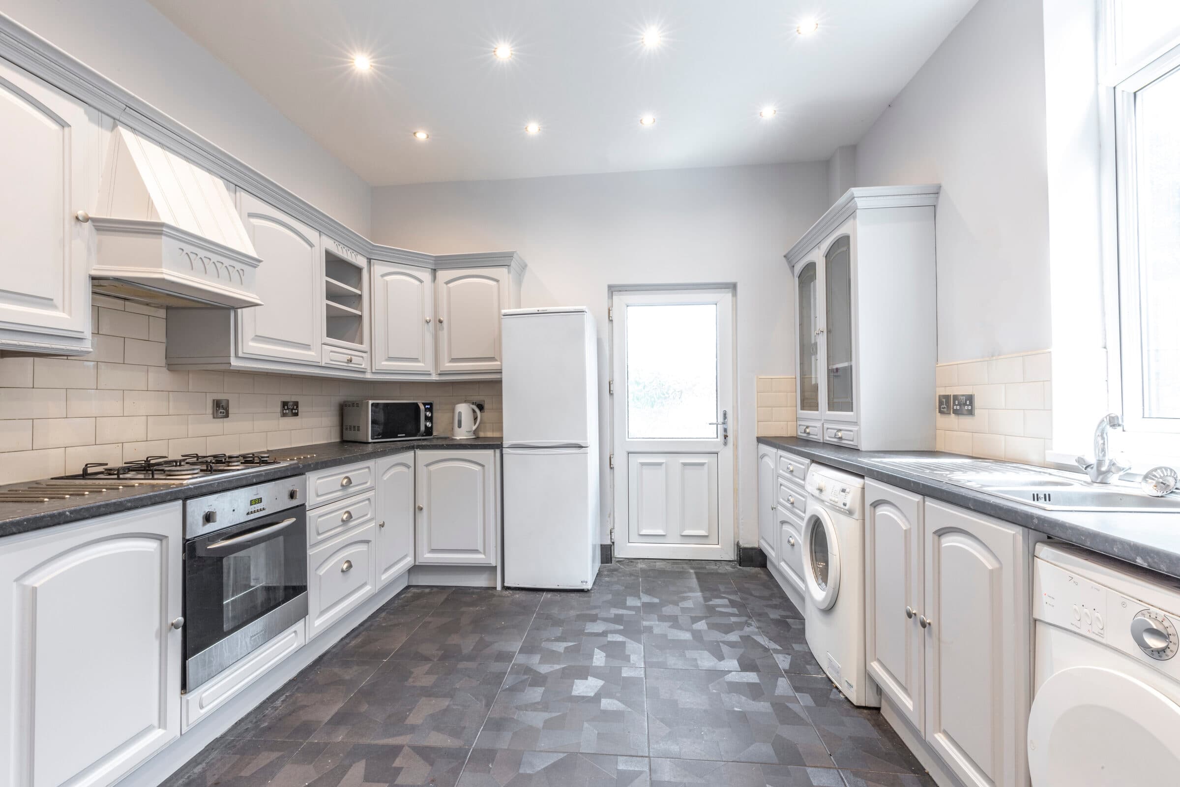 6 Bed House - Wellesley Avenue thumbnail 2