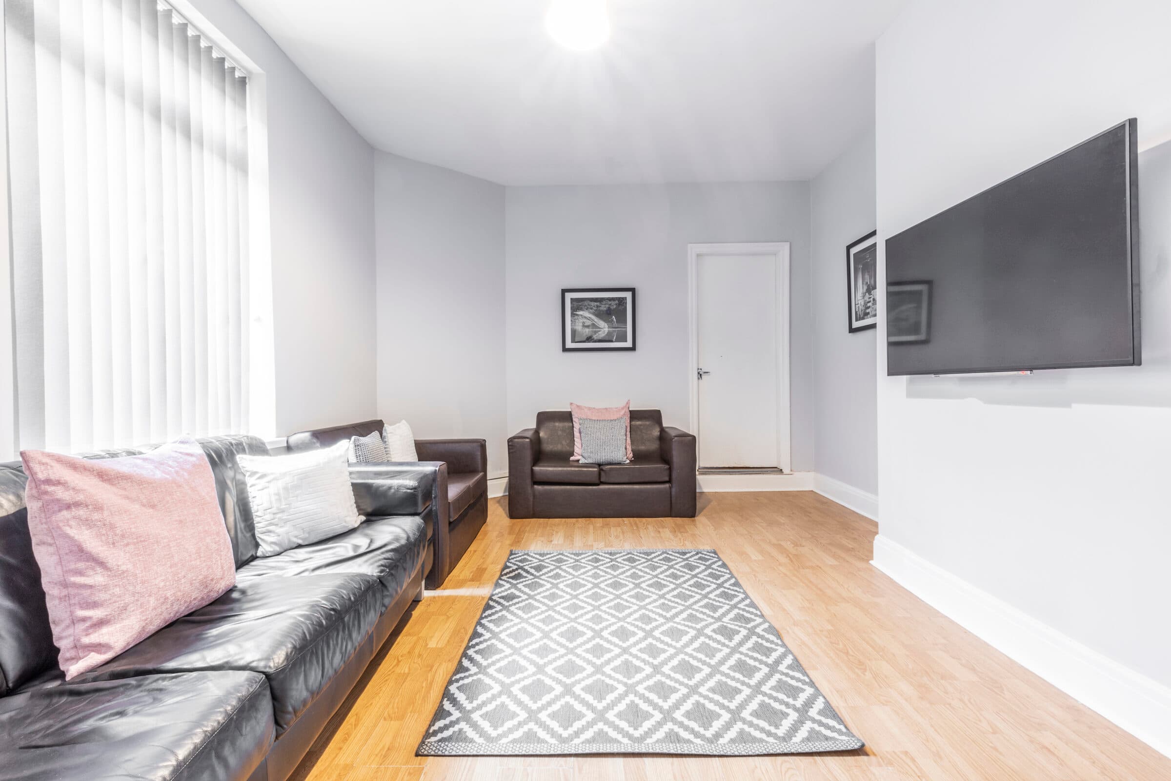 7 Bed House - Beverley Road photo 1