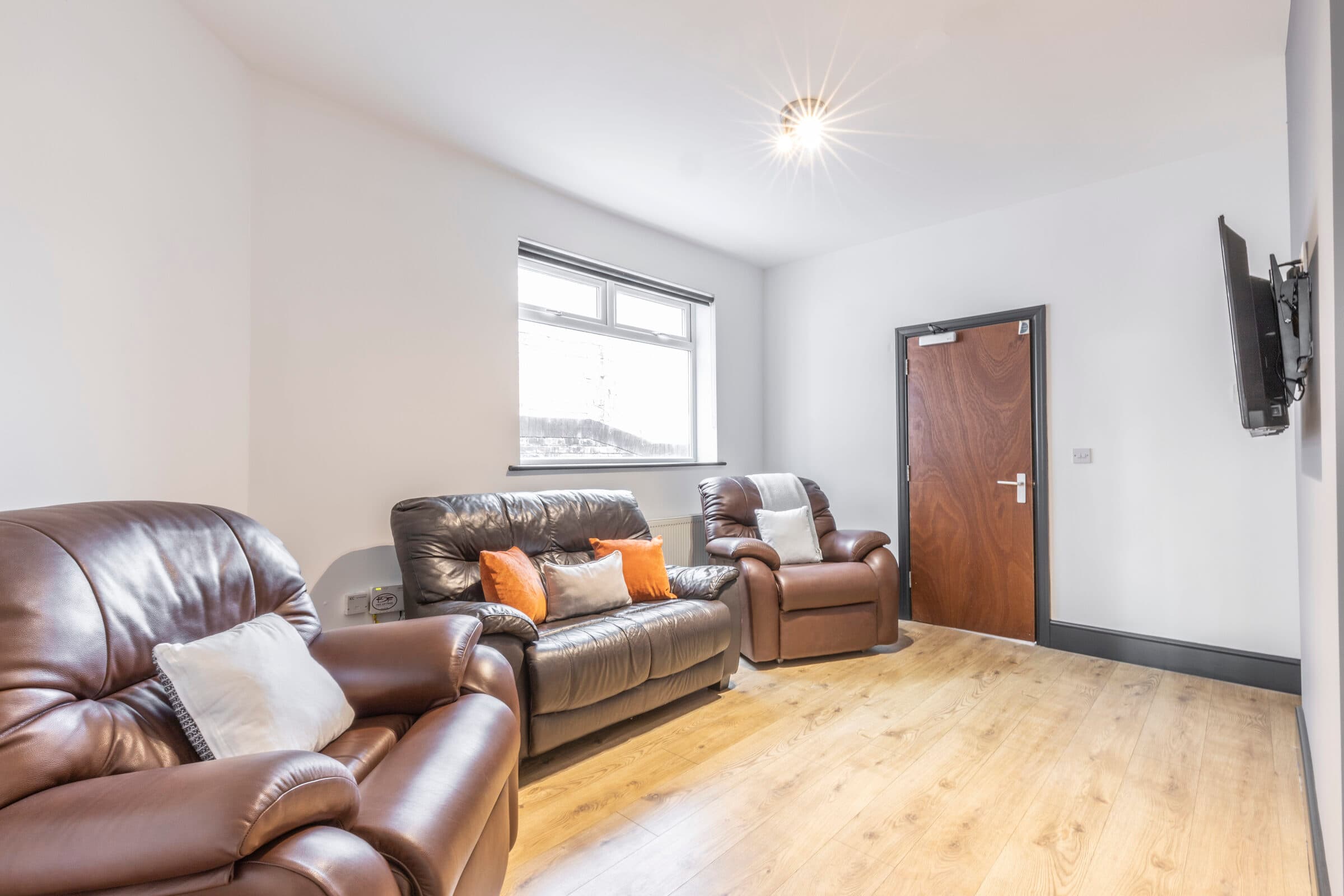 6 Bed House - Beverley Road photo 1