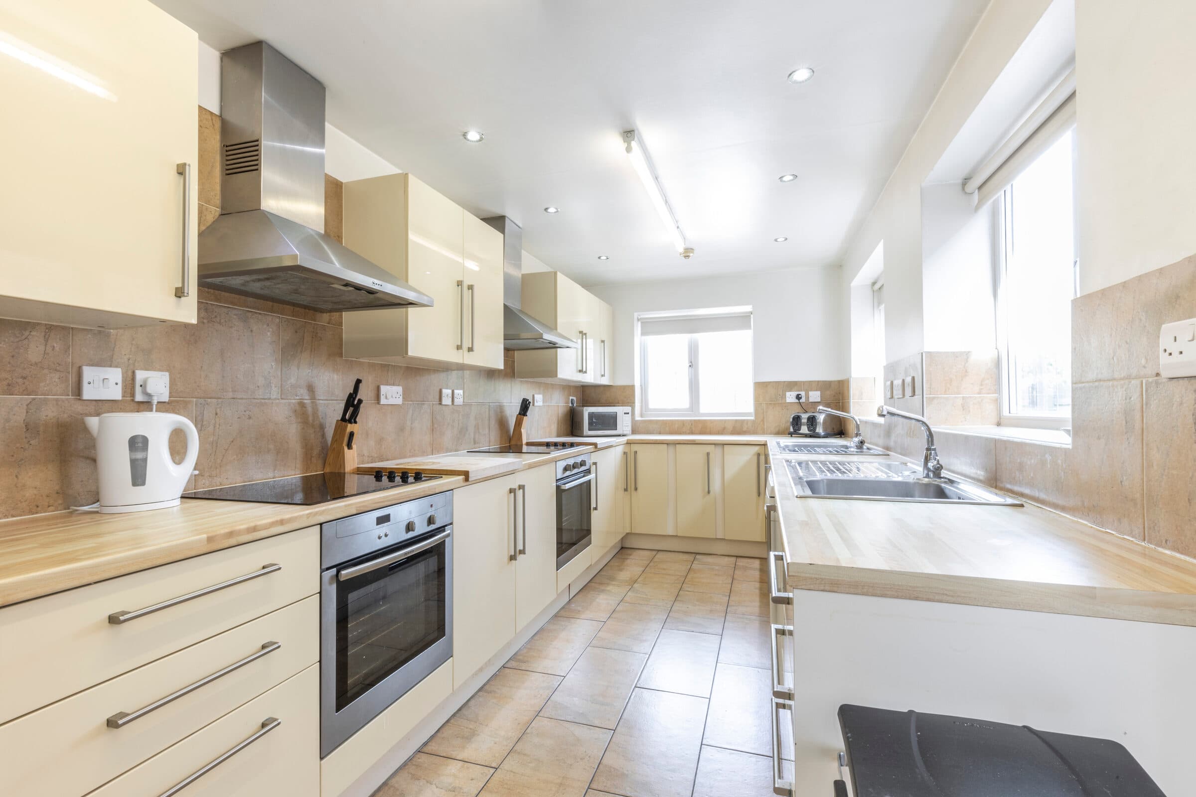 6 Bed House - Beverley Road thumbnail 2