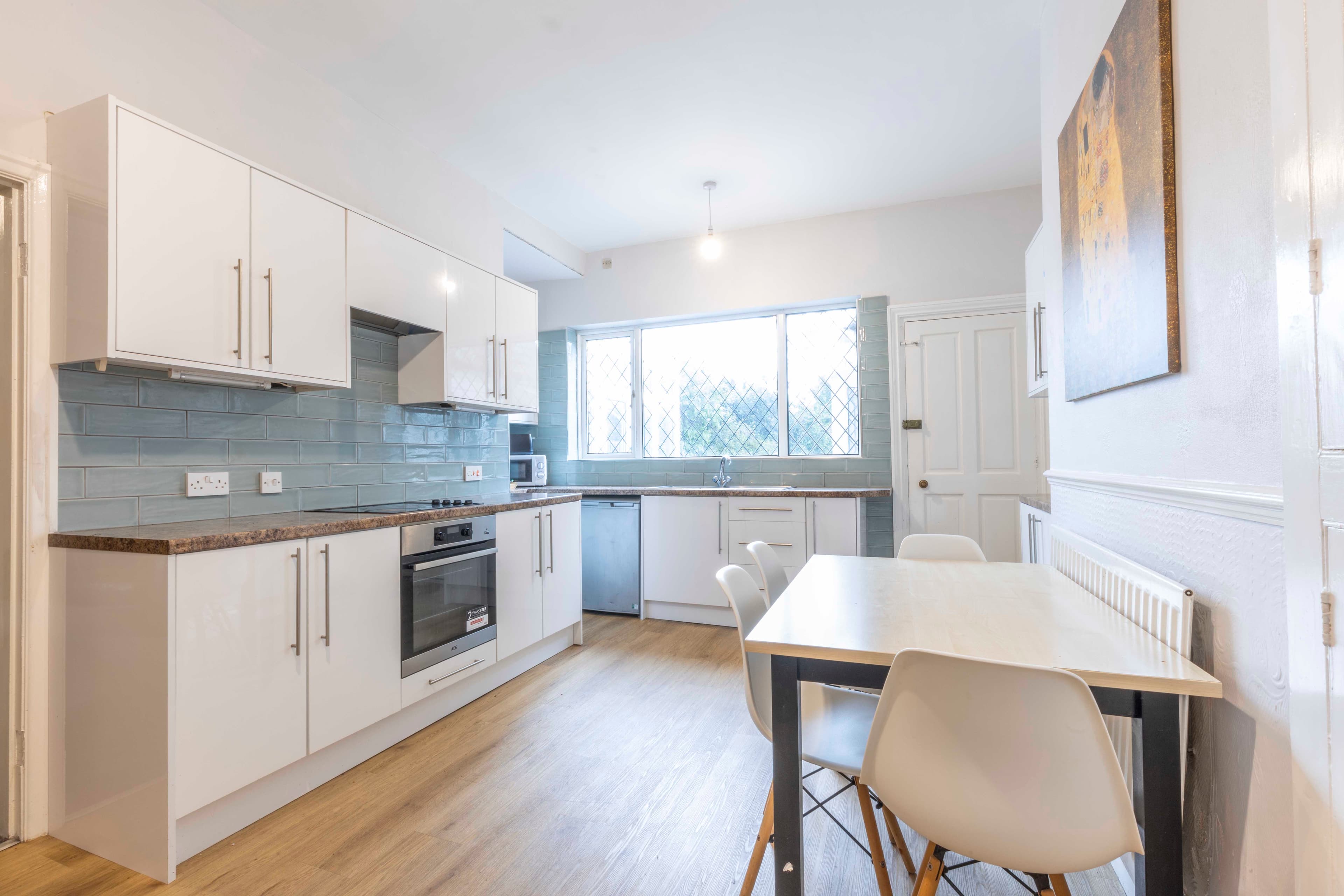 4 Bed House - Beverley Road photo 1