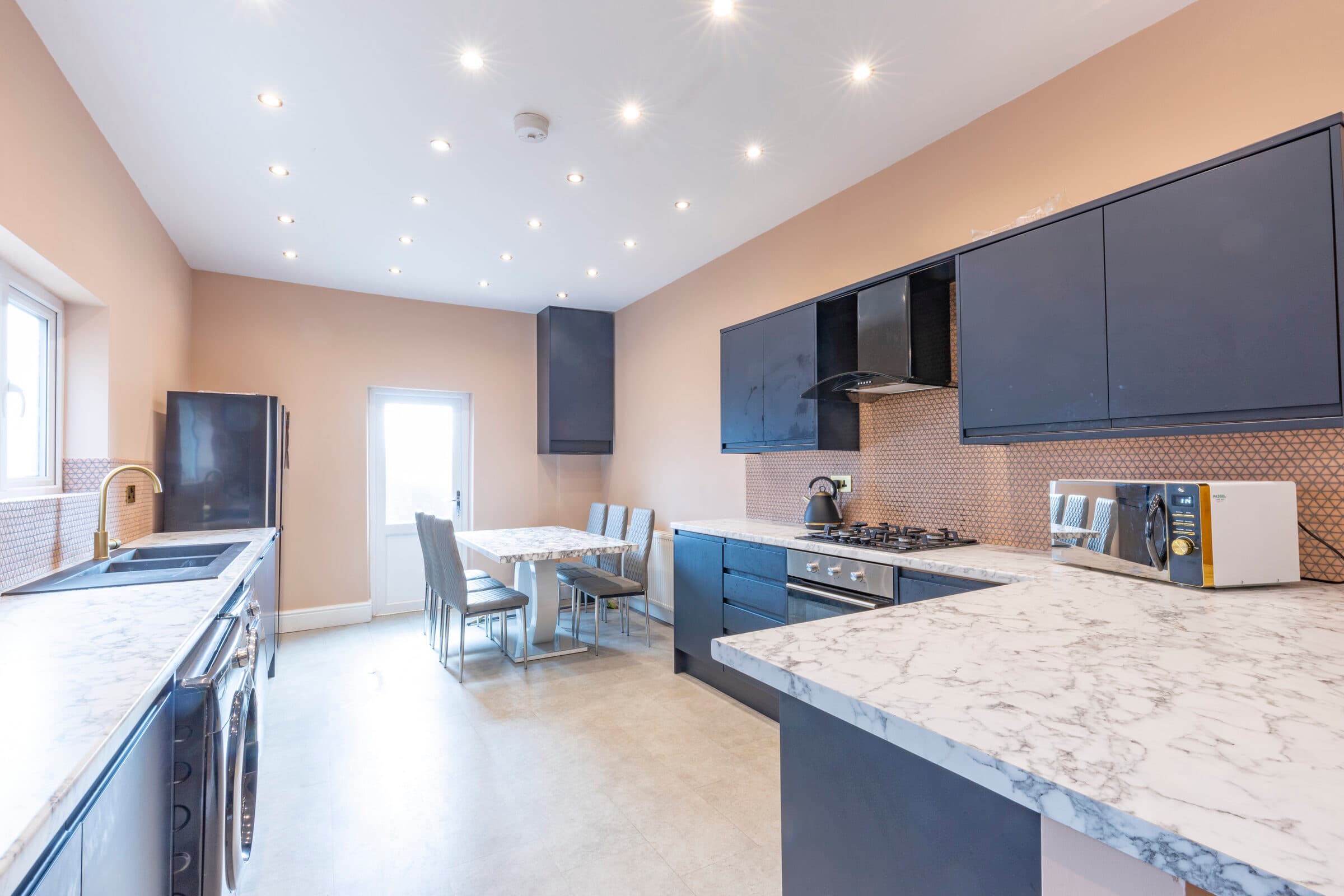 6 Bed House - Beresford Avenue photo 1