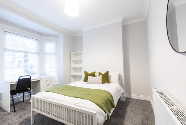 3 Bed House - Goddard Avenue thumbnail 4