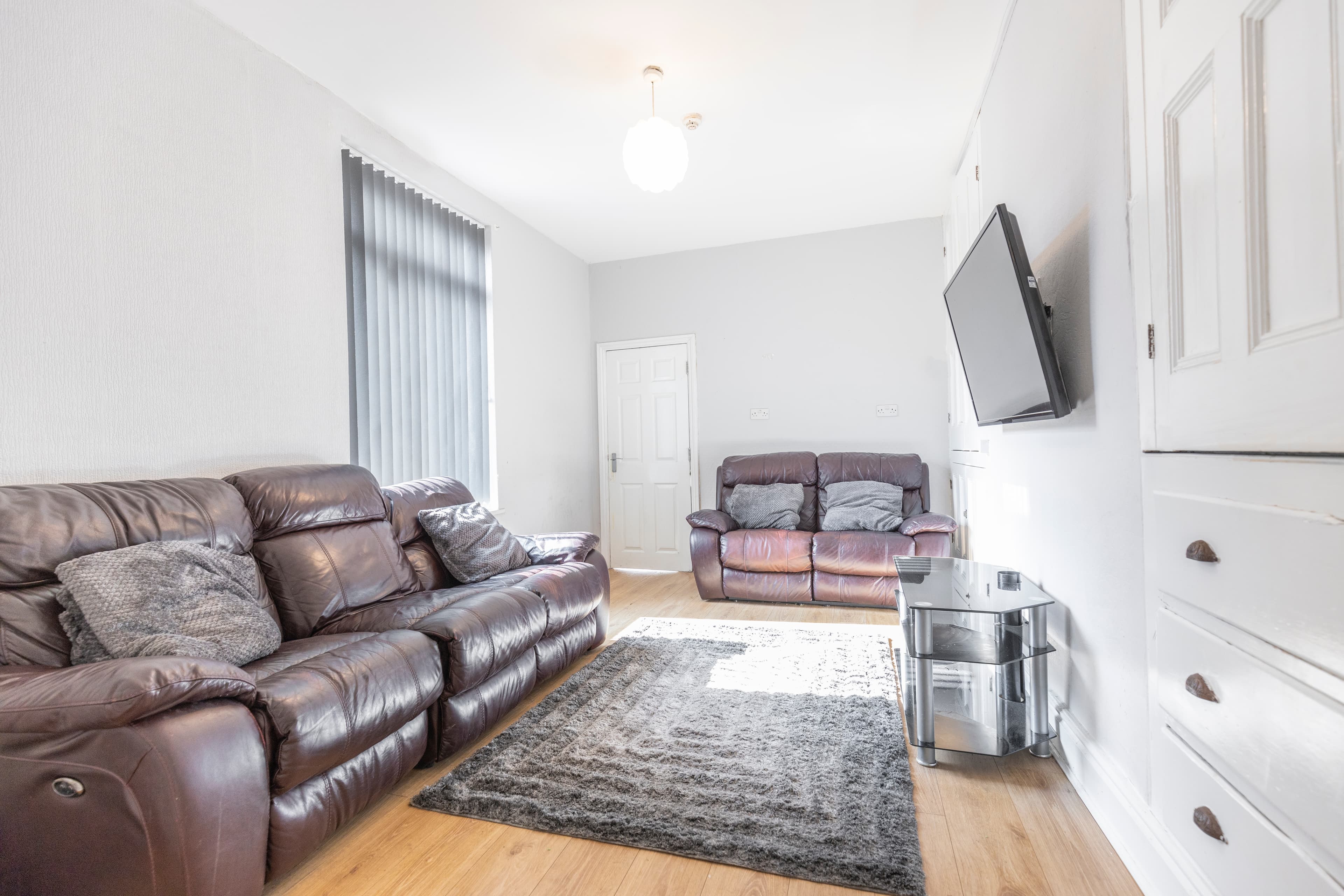 7 Bed House - Beresford Avenue thumbnail 2