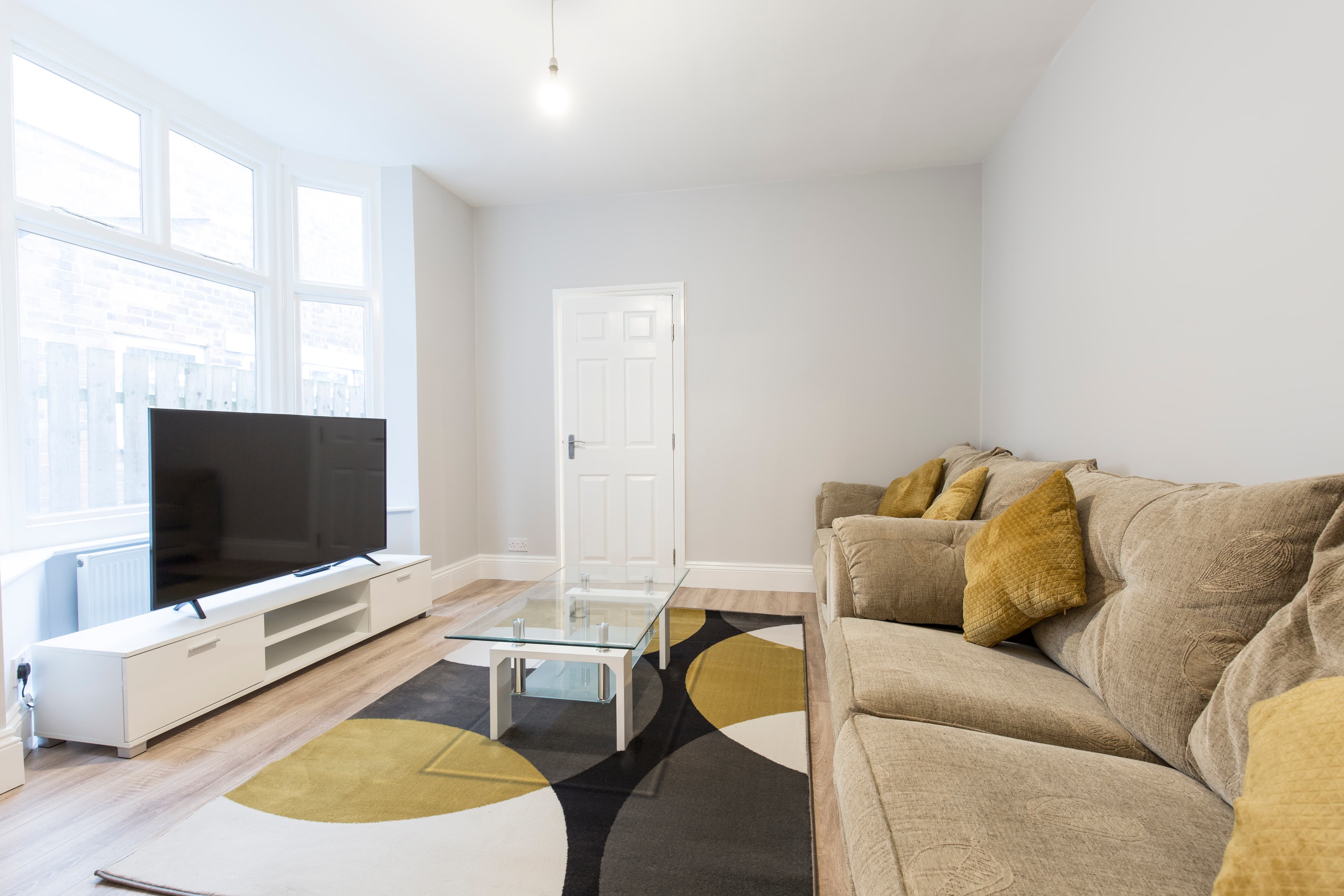 6 Bed House - Beresford Avenue thumbnail 2