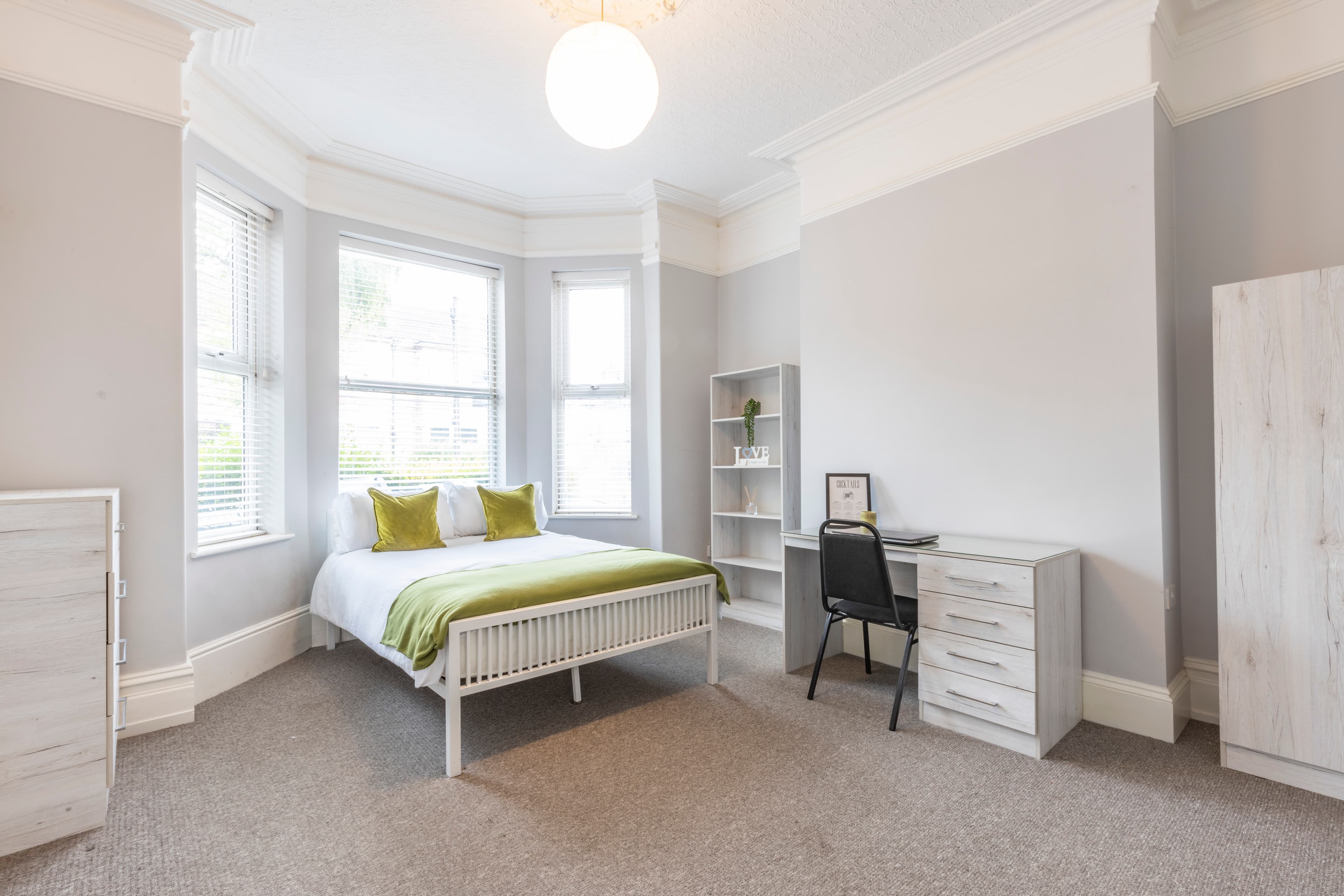 6 Bed House - Beresford Avenue thumbnail 5