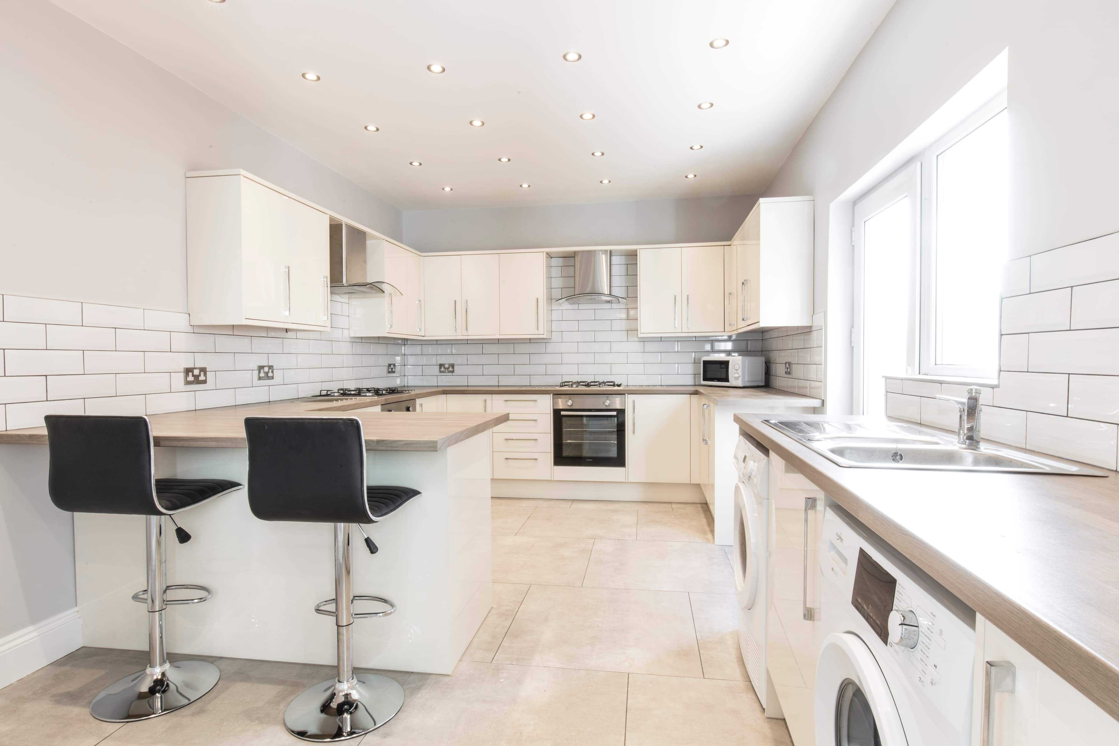 6 Bed House - Beresford Avenue photo 1