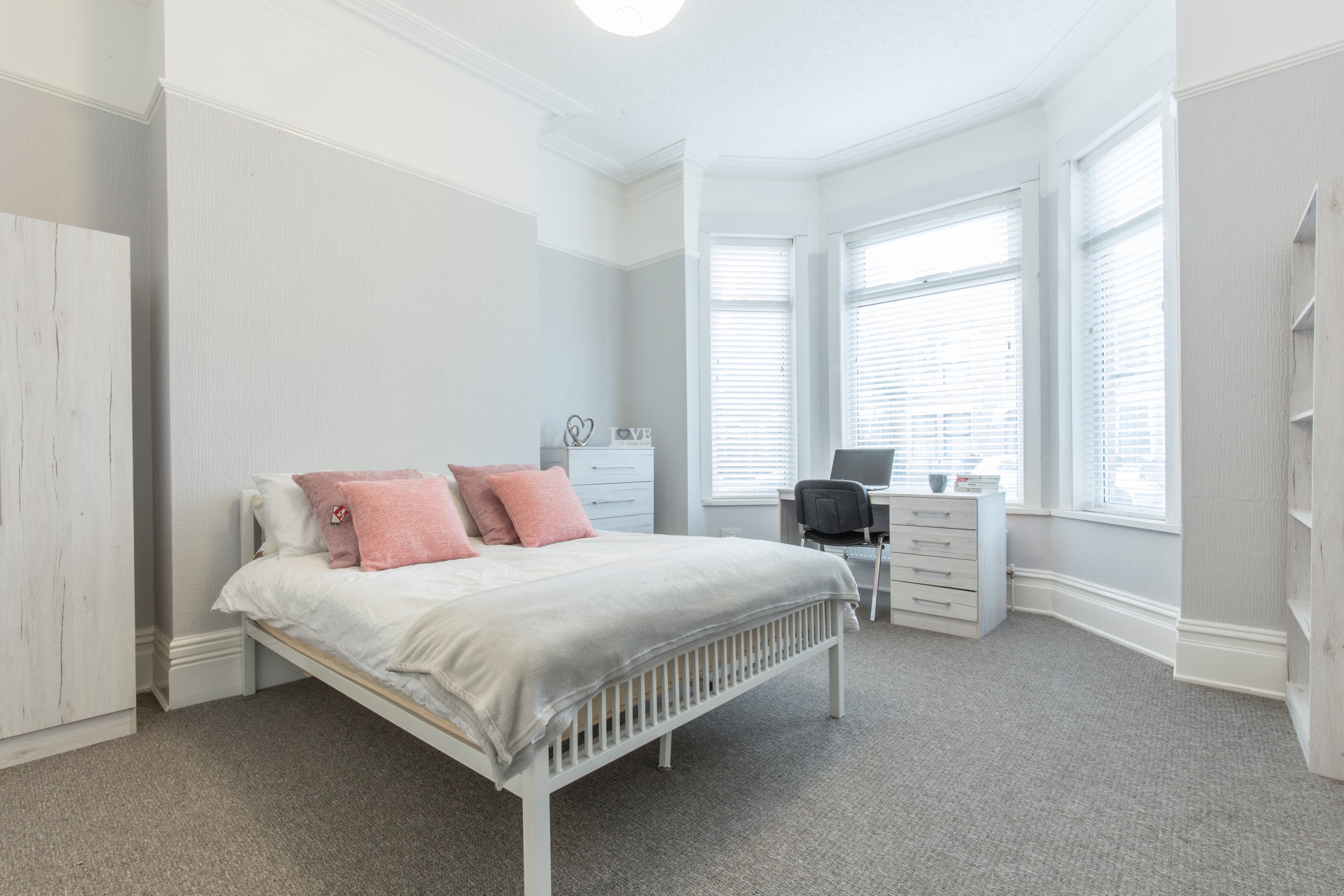 6 Bed House - Beresford Avenue thumbnail 3