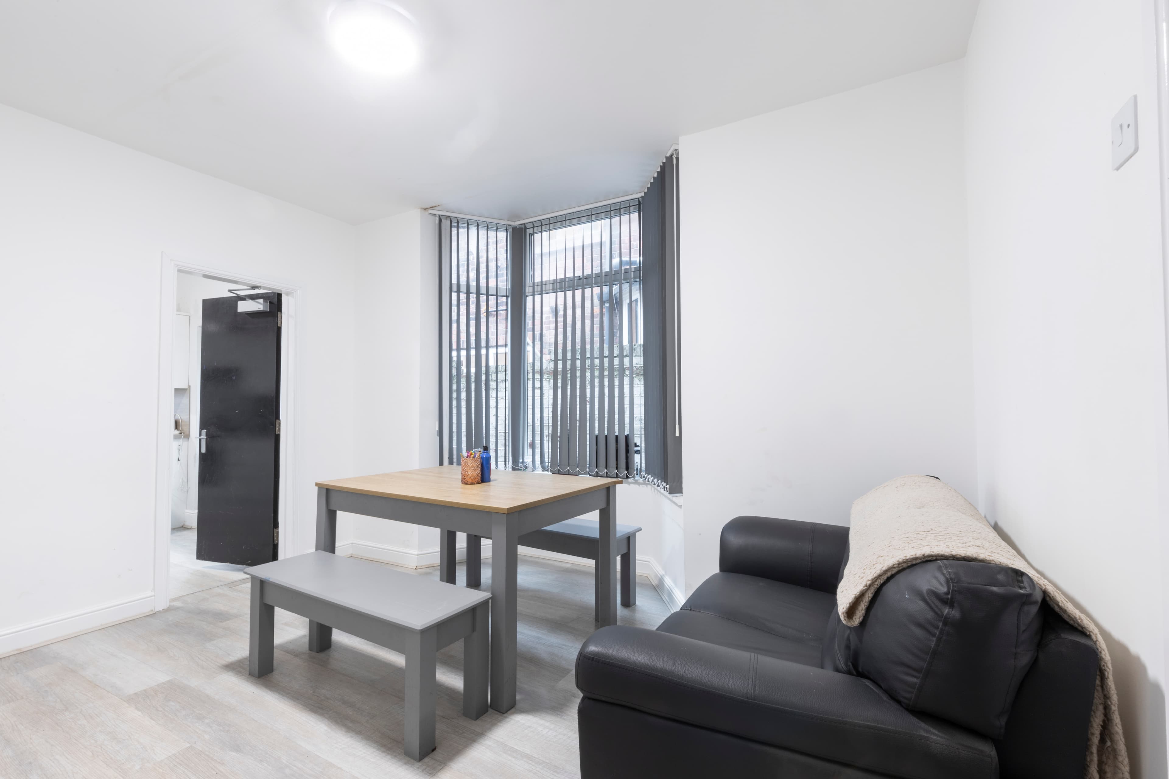 6 Bed House - Beresford Avenue thumbnail 2