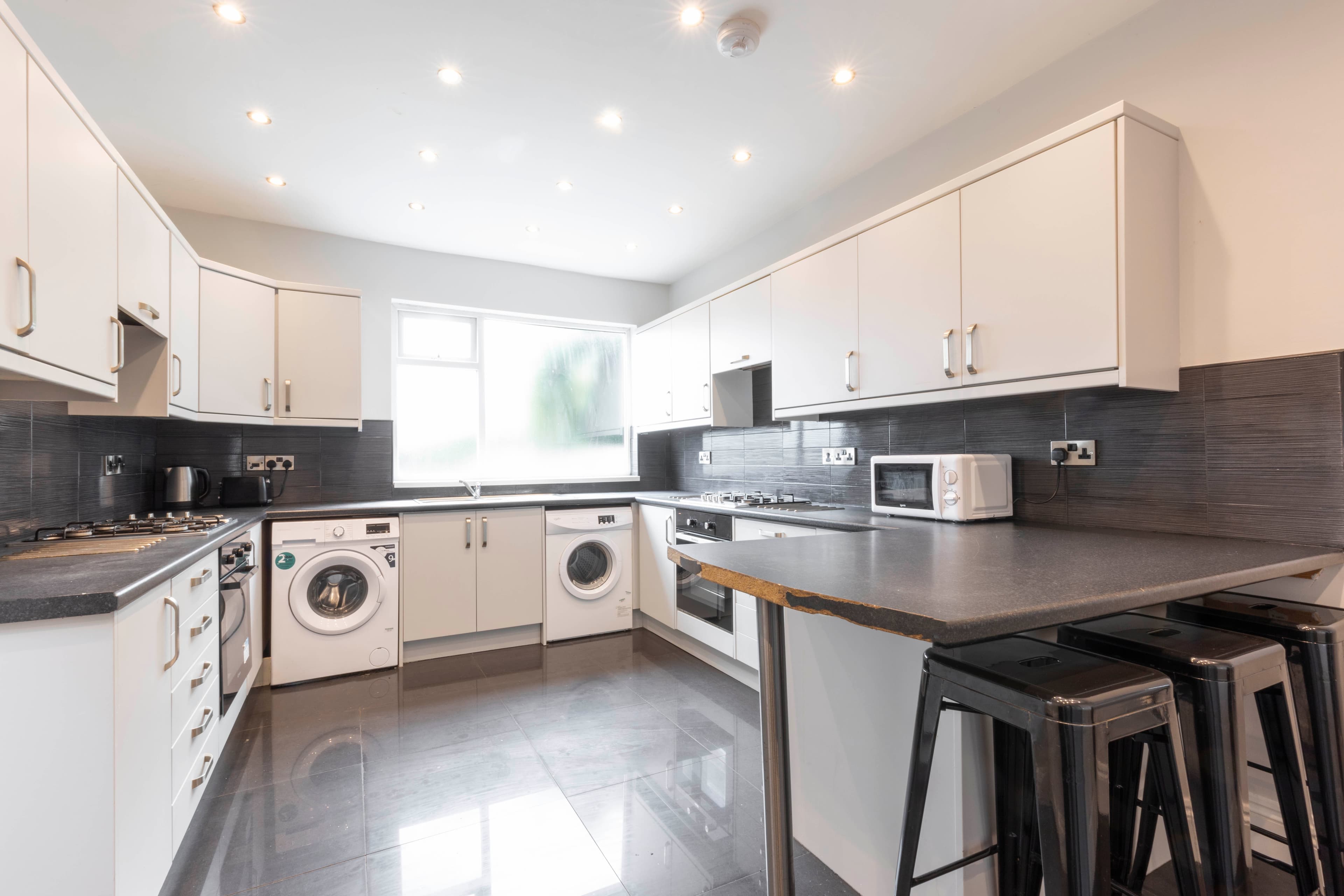 6 Bed House - Beresford Avenue photo 1