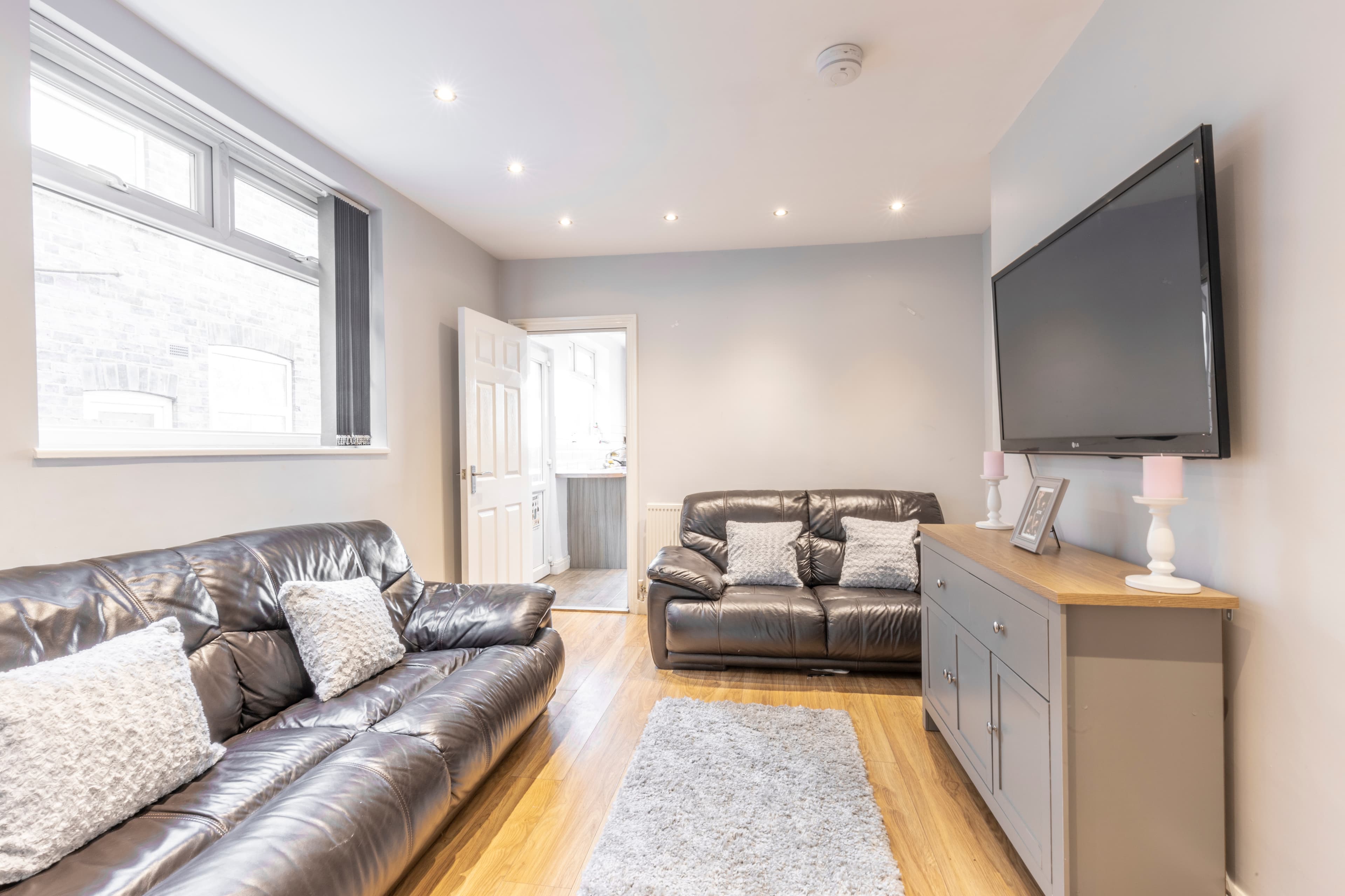 6 Bed House - Beresford Avenue thumbnail 2