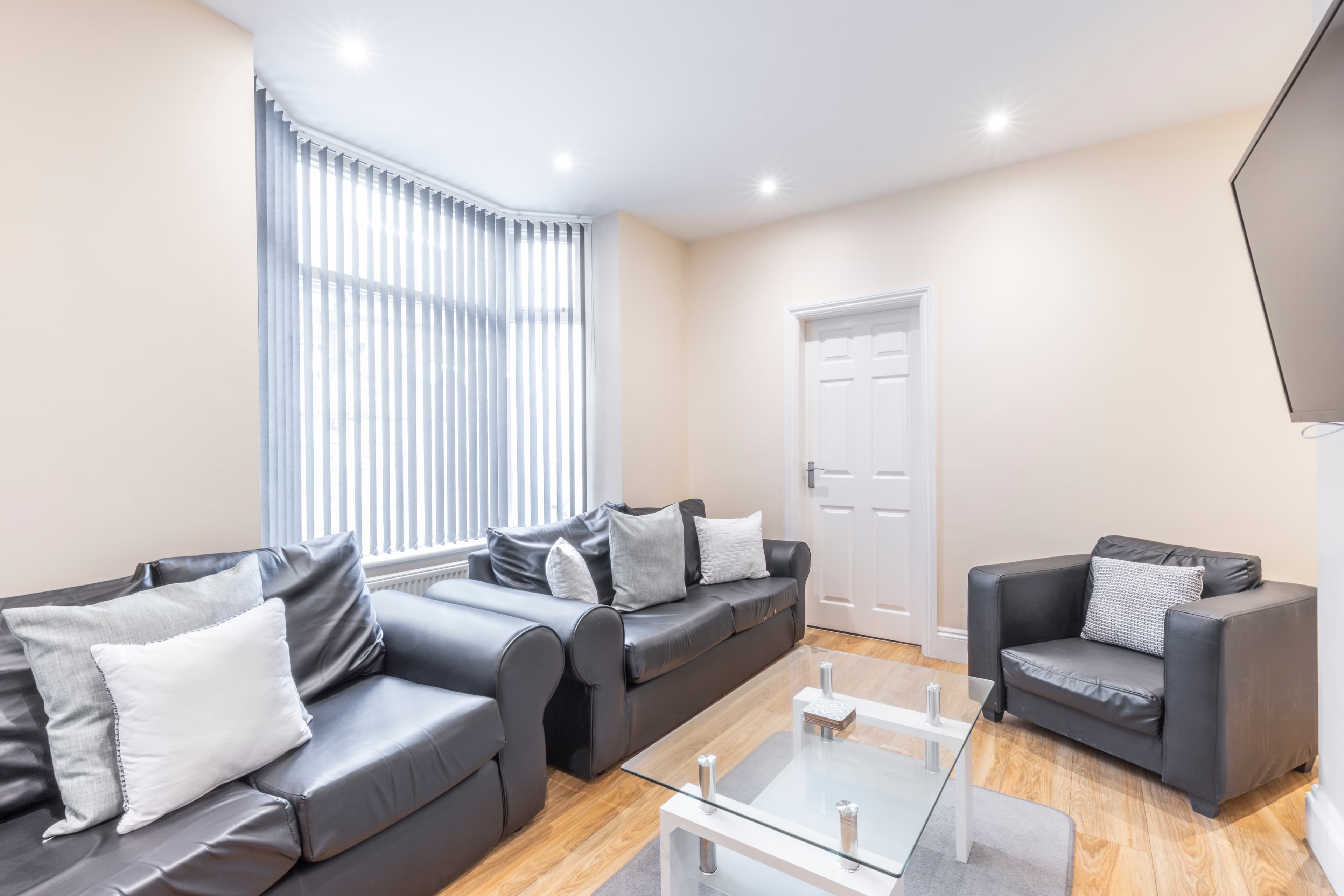 6 Bed House - Beresford Avenue thumbnail 2