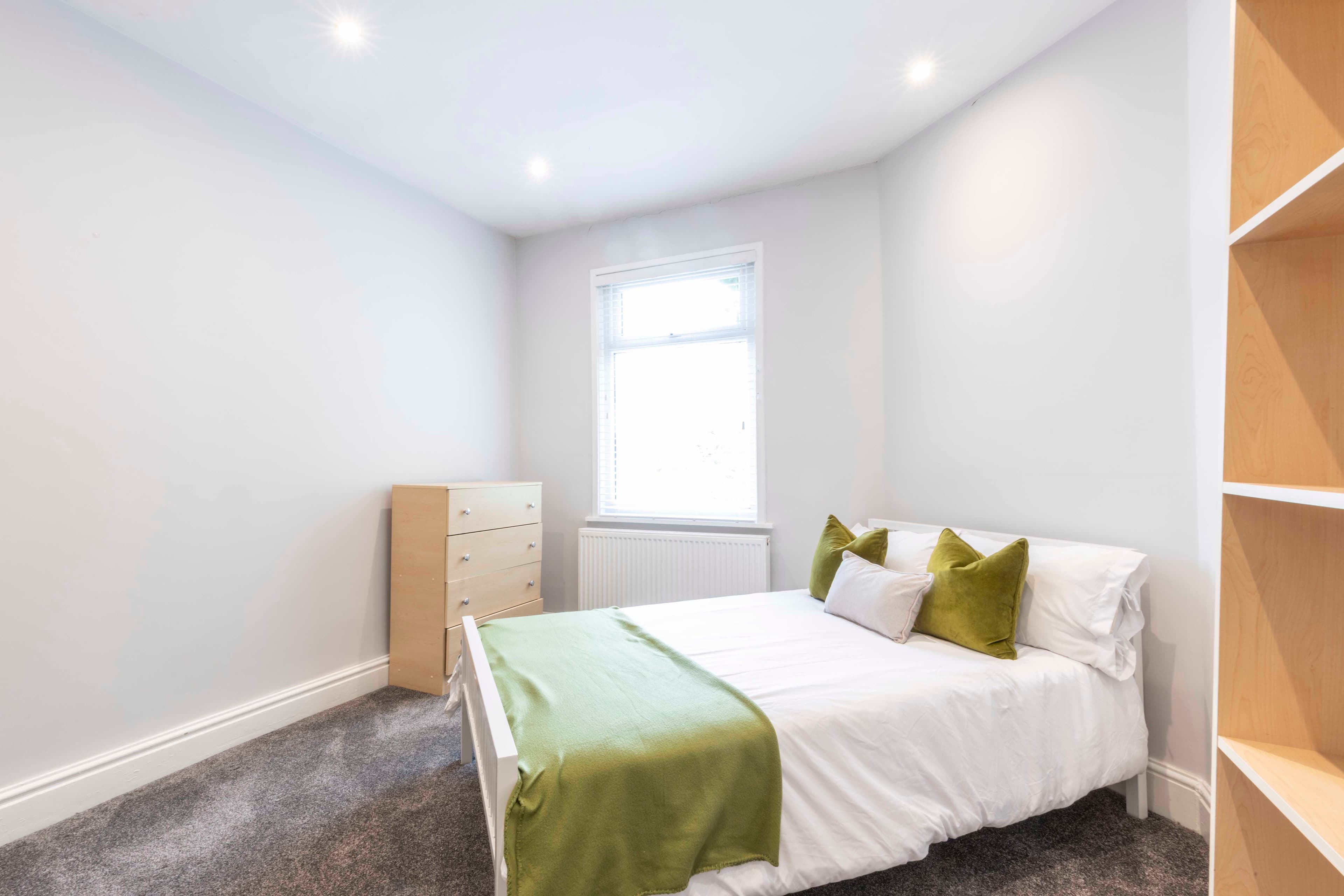 6 Bed House - Beresford Avenue thumbnail 3