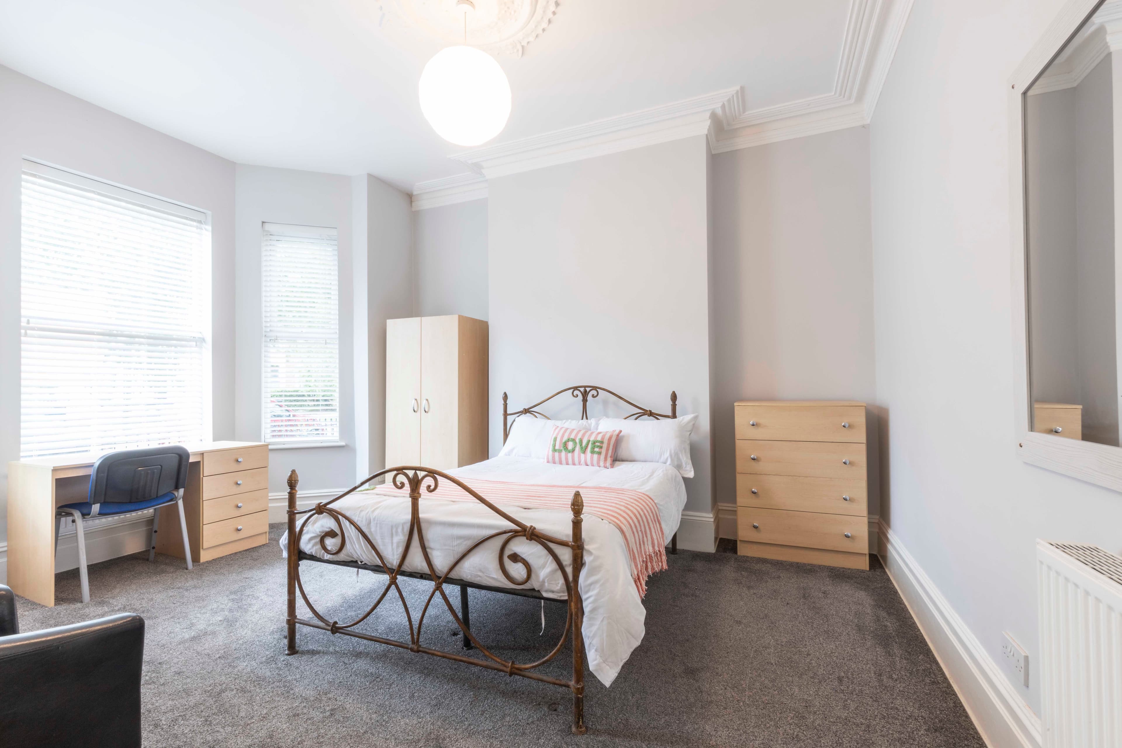 6 Bed House - Beresford Avenue thumbnail 9