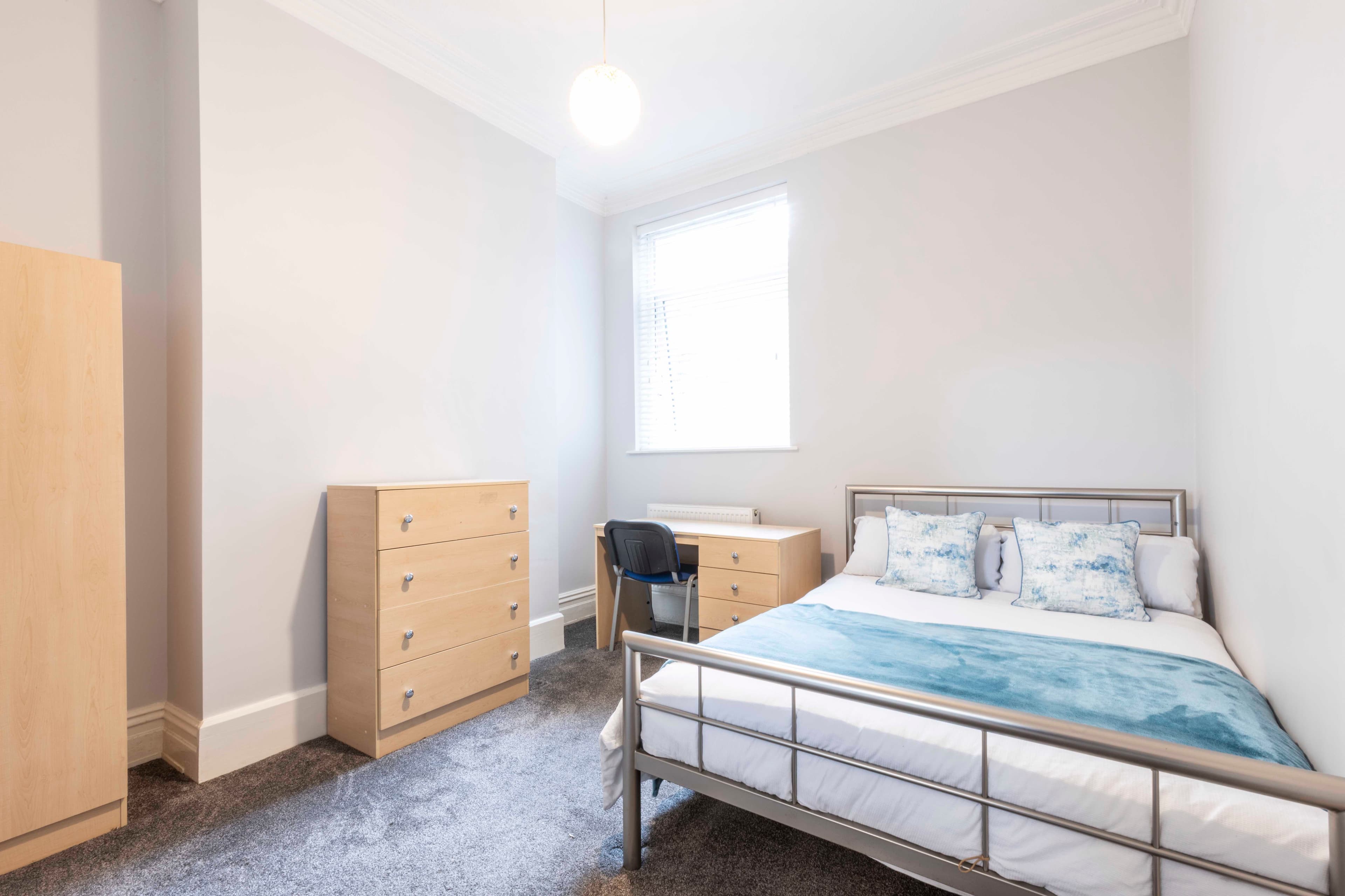 6 Bed House - Beresford Avenue thumbnail 10