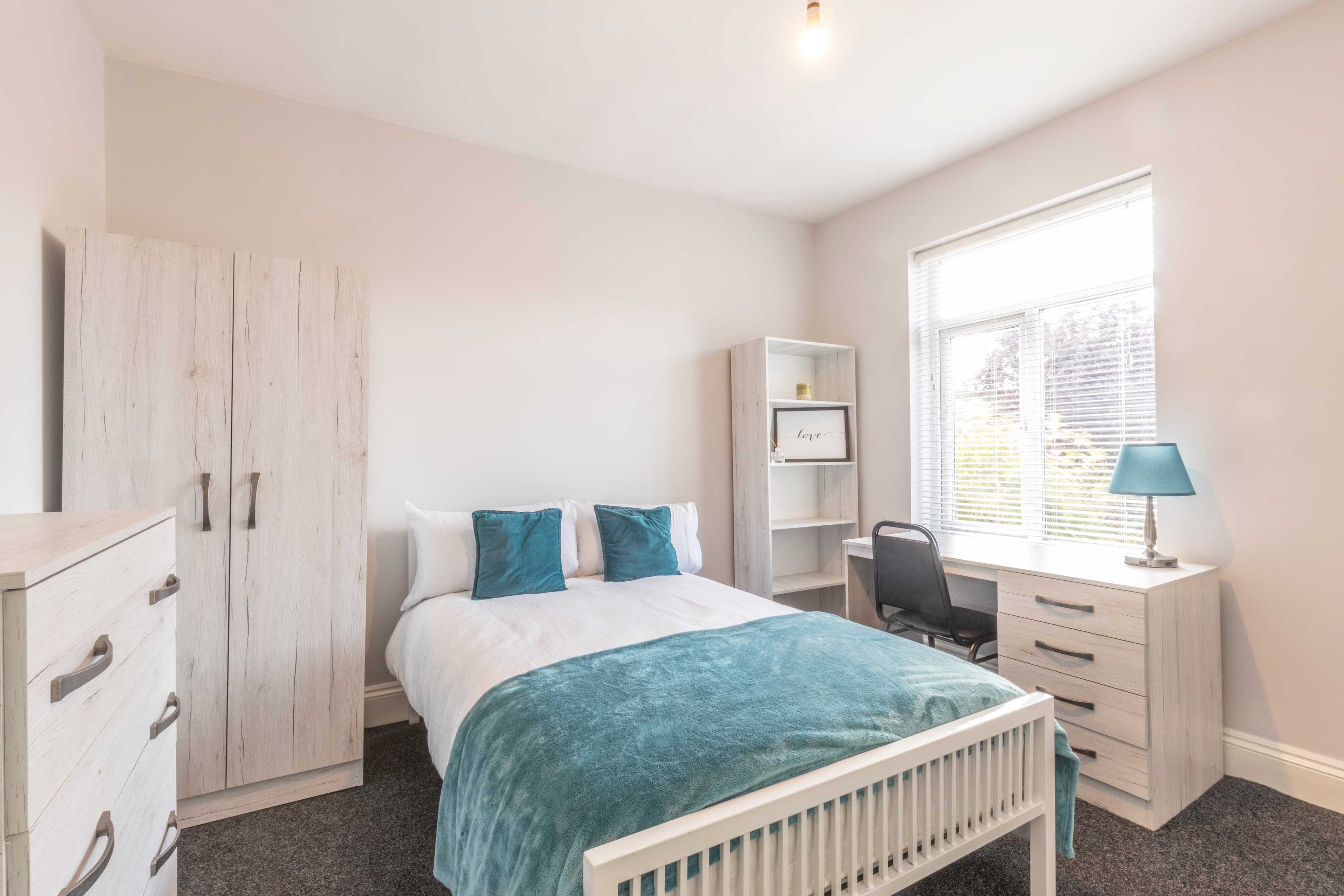 6 Bed House - Beresford Avenue thumbnail 3