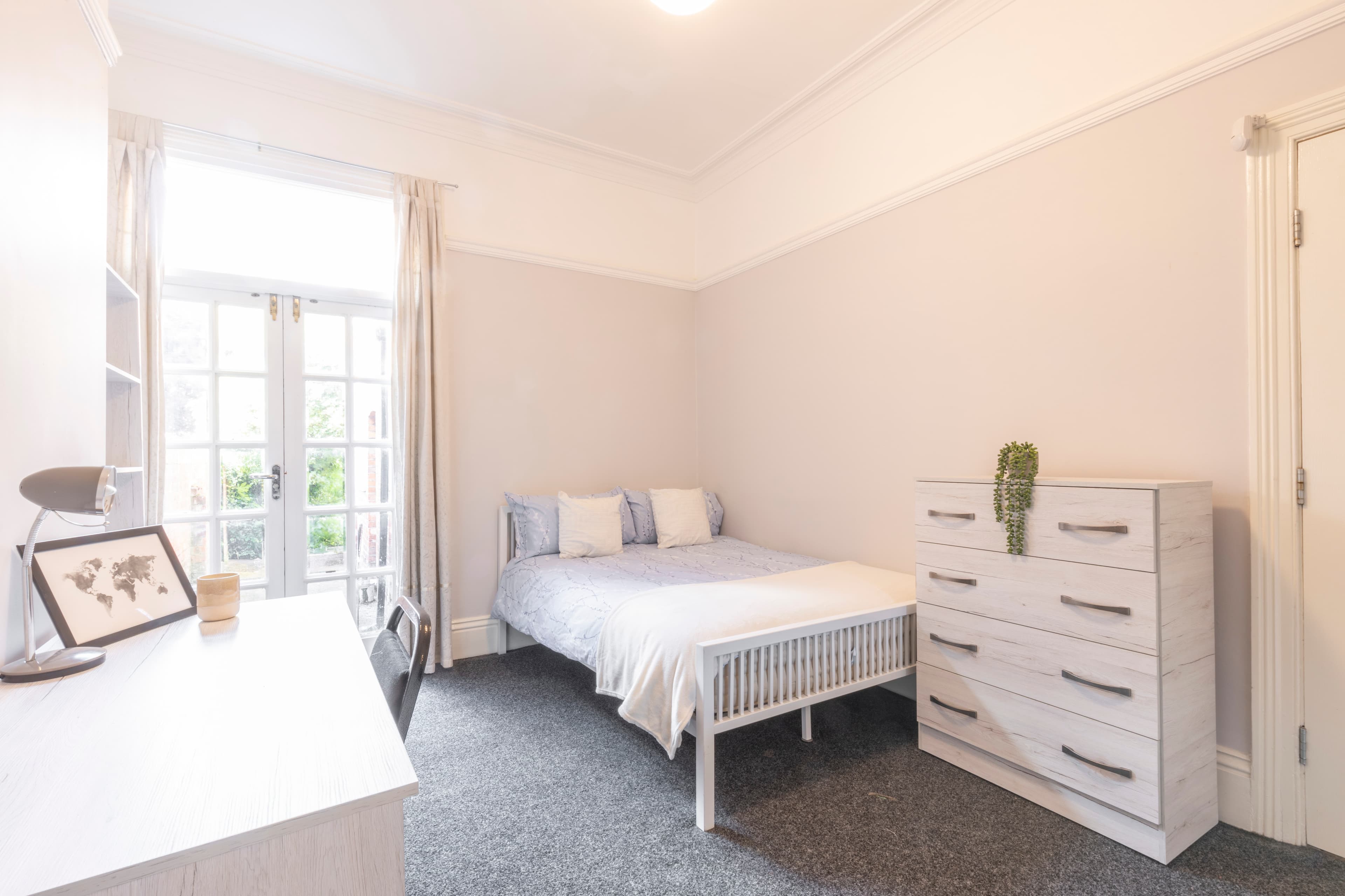 6 Bed House - Beresford Avenue thumbnail 4