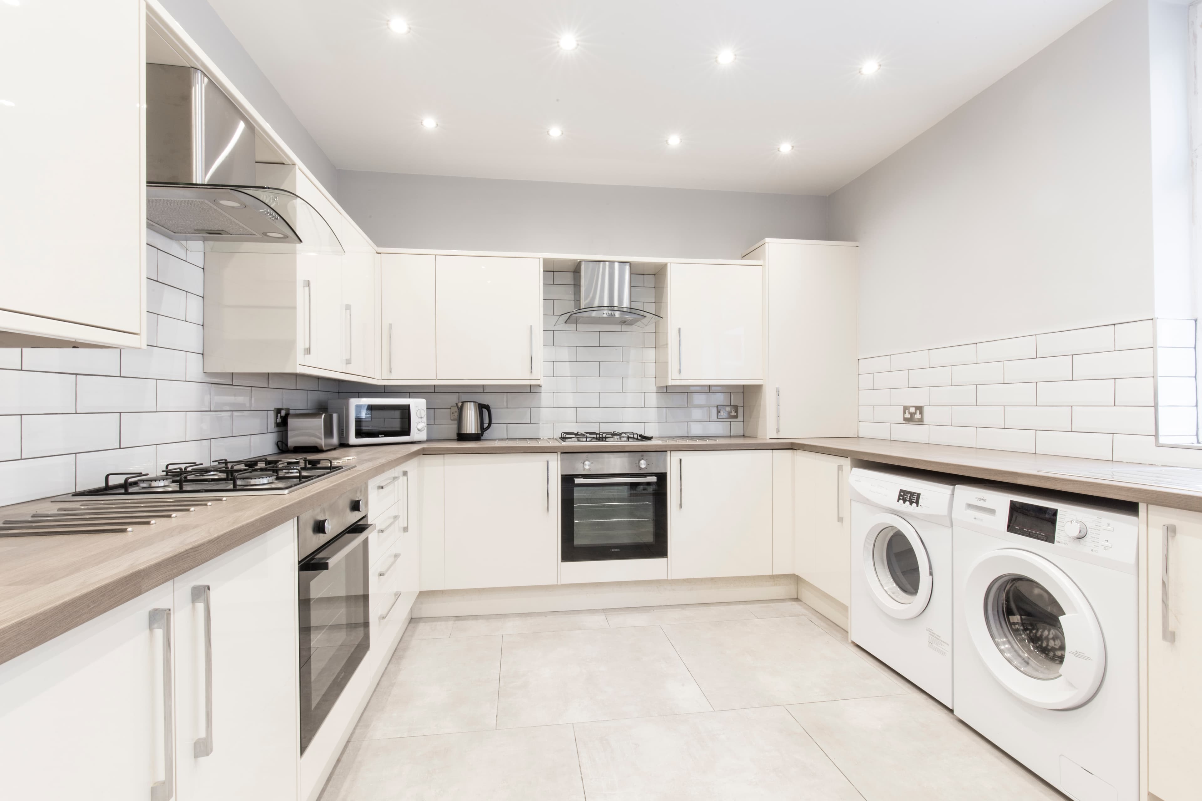 6 Bed House - Beresford Avenue photo 1