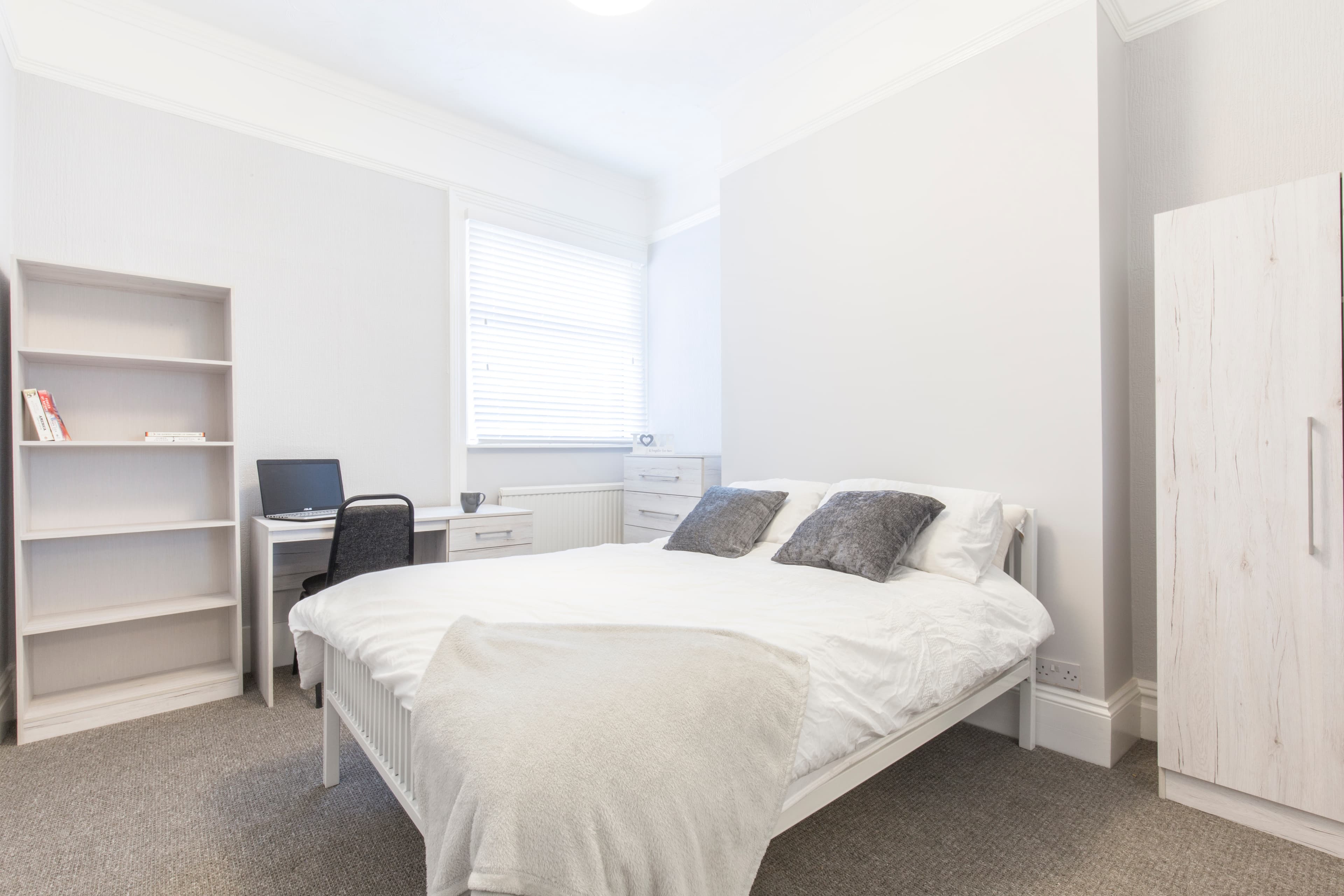 6 Bed House - Beresford Avenue thumbnail 3