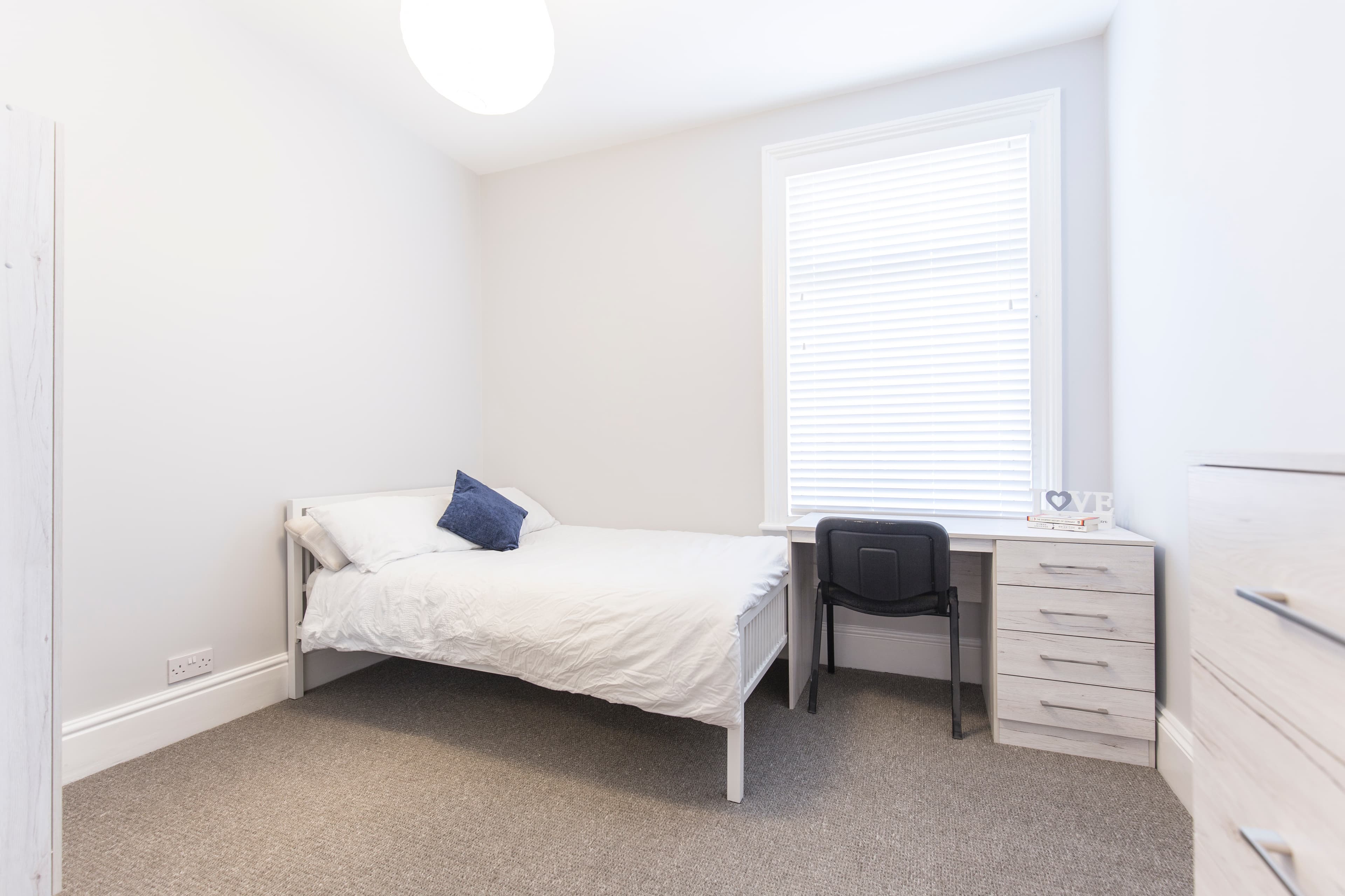 6 Bed House - Beresford Avenue thumbnail 4