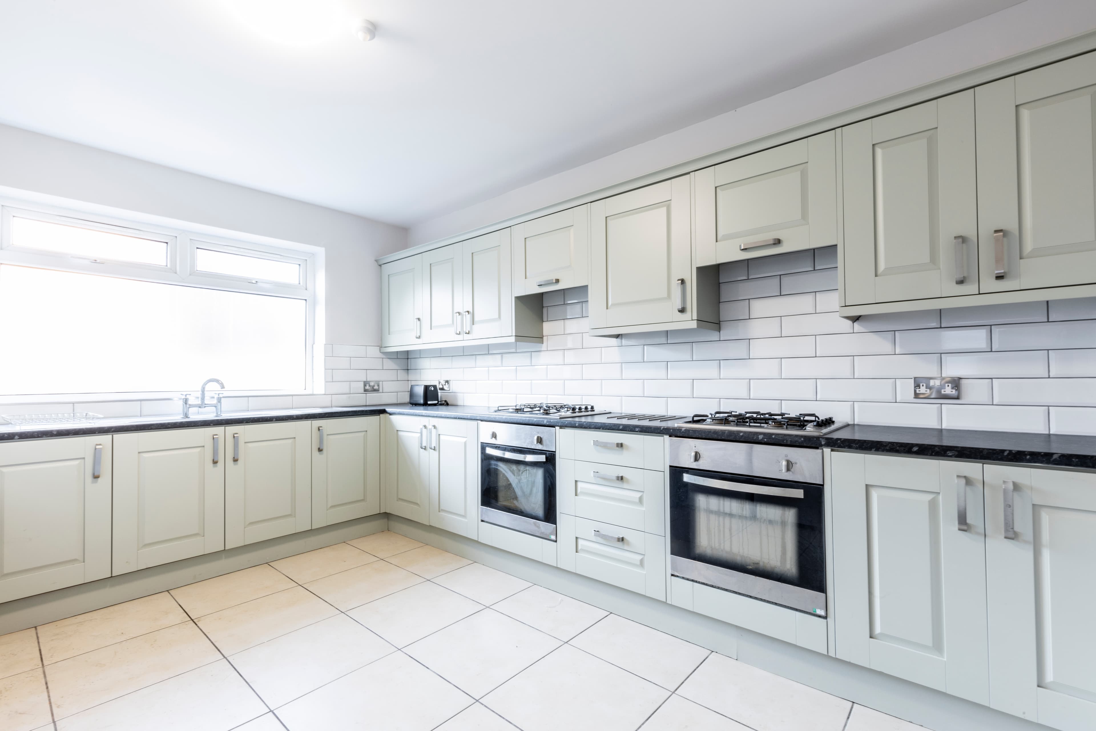 6 Bed House - Beresford Avenue photo 1