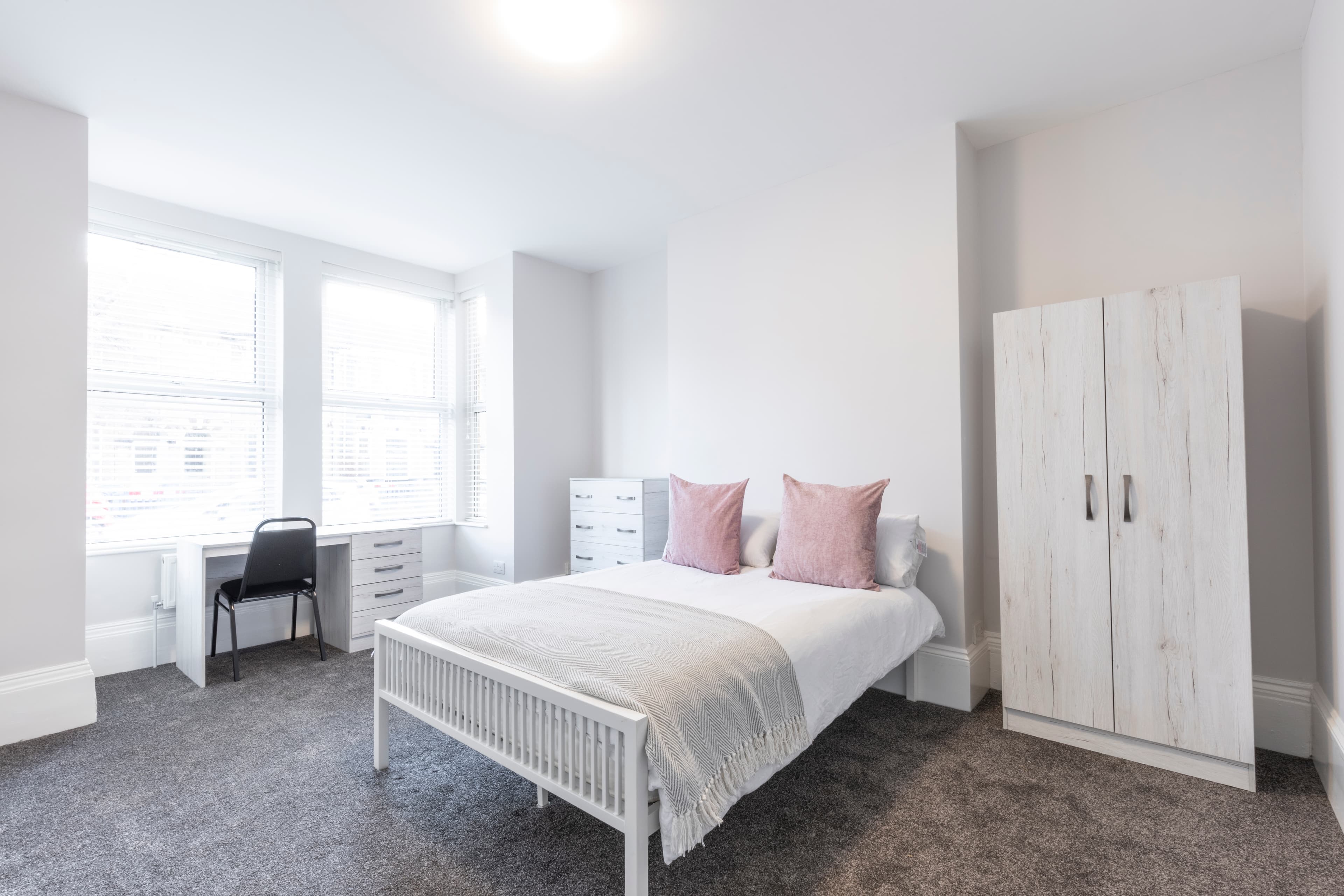 6 Bed House - Beresford Avenue thumbnail 3