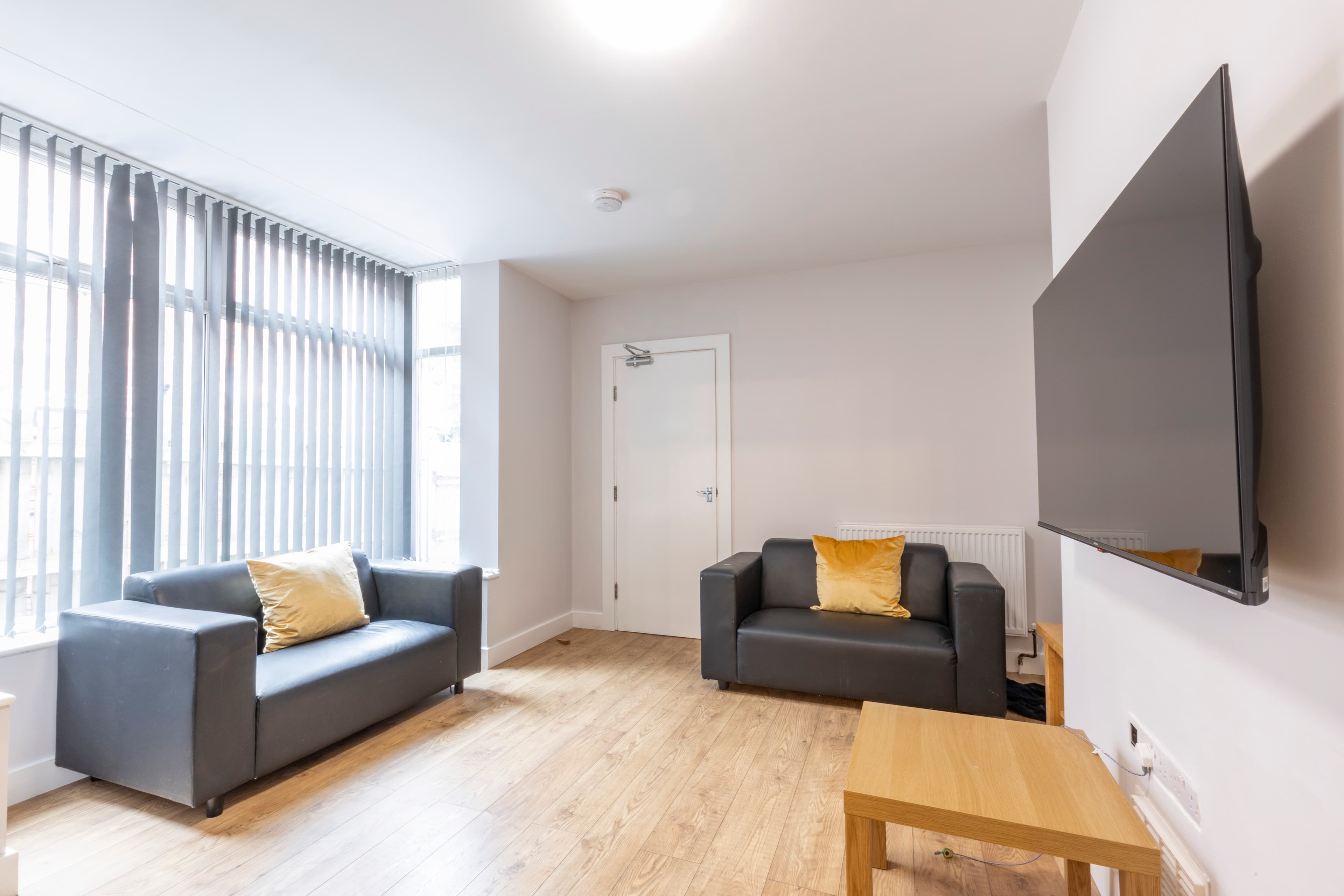 6 Bed House - Beresford Avenue thumbnail 2