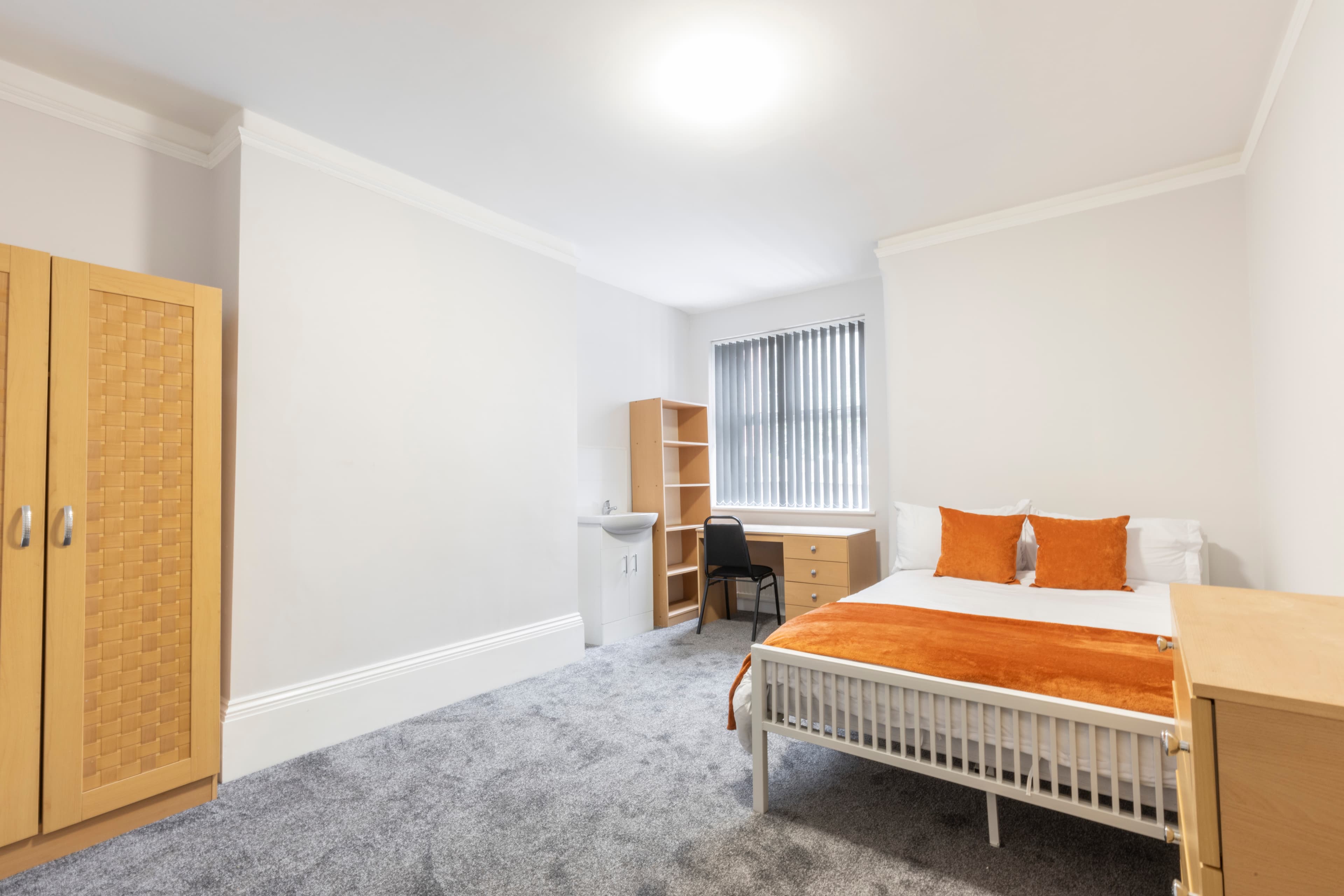 6 Bed House - Beresford Avenue thumbnail 4