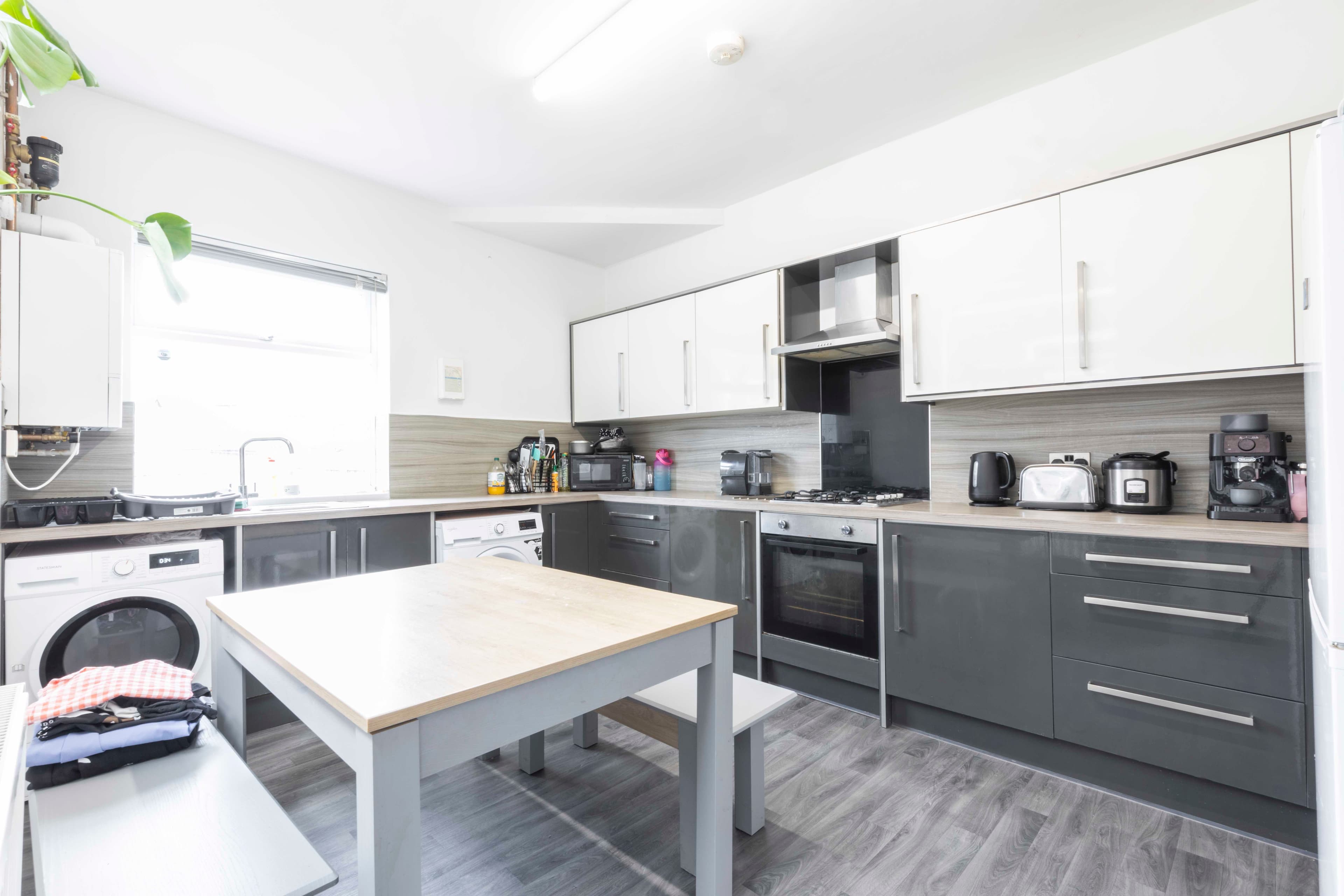 5 Bed House - Beresford Avenue photo 1