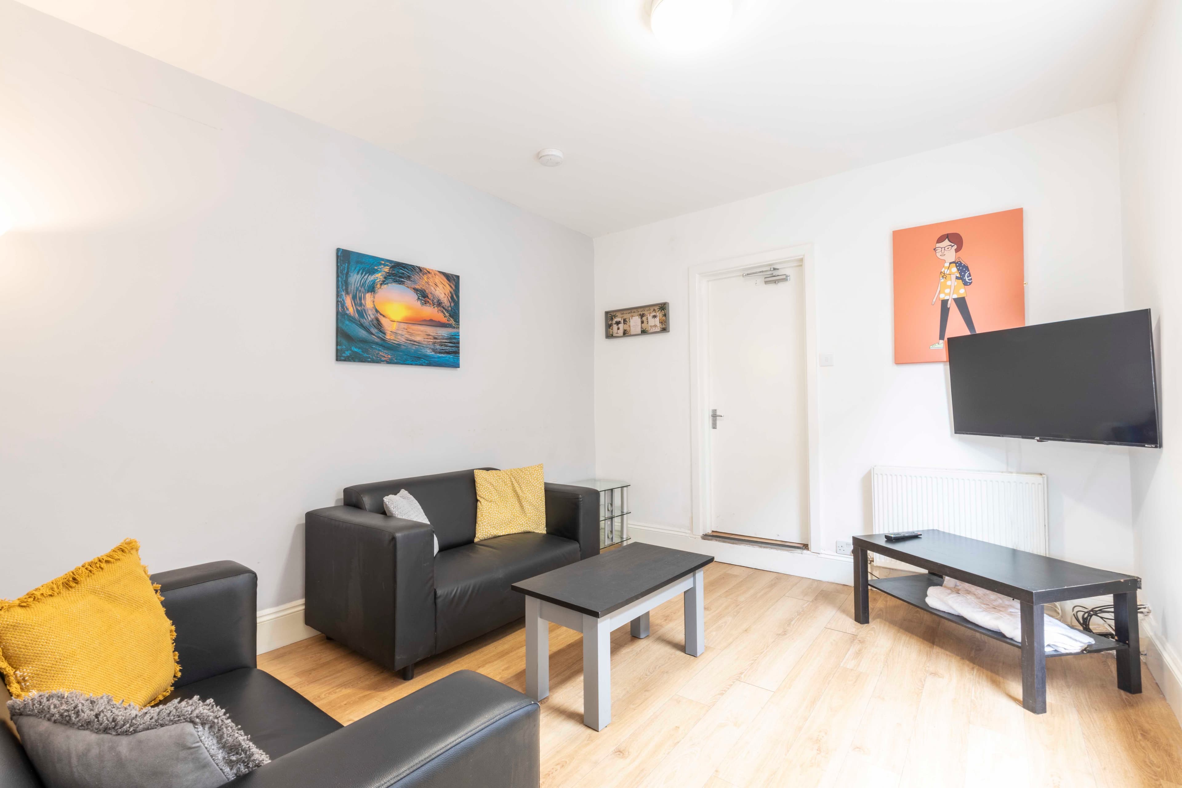 5 Bed House - Beresford Avenue thumbnail 2