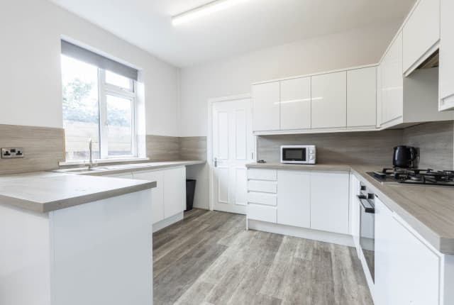 5 Bed House - Heathcote Street photo 1