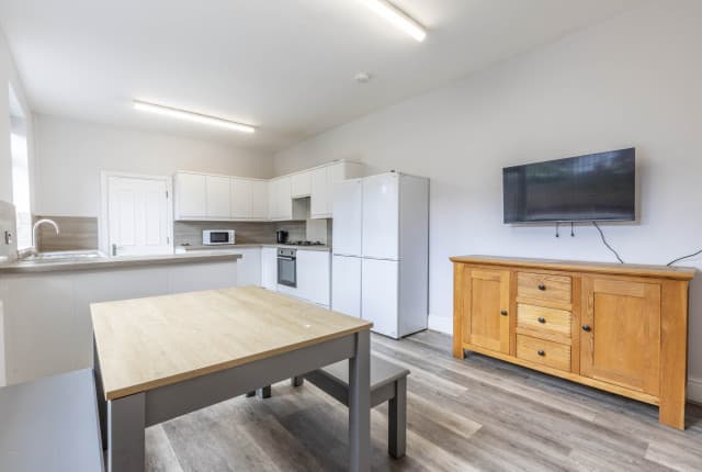 5 Bed House - Heathcote Street thumbnail 3