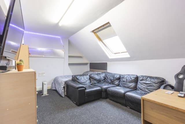 5 Bed House - Grafton Street thumbnail 2