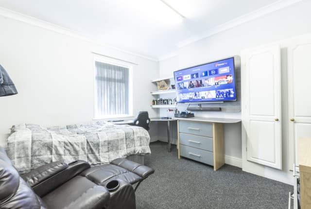 5 Bed House - Grafton Street thumbnail 3