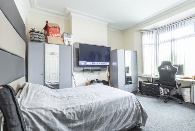 5 Bed House - Grafton Street thumbnail 4