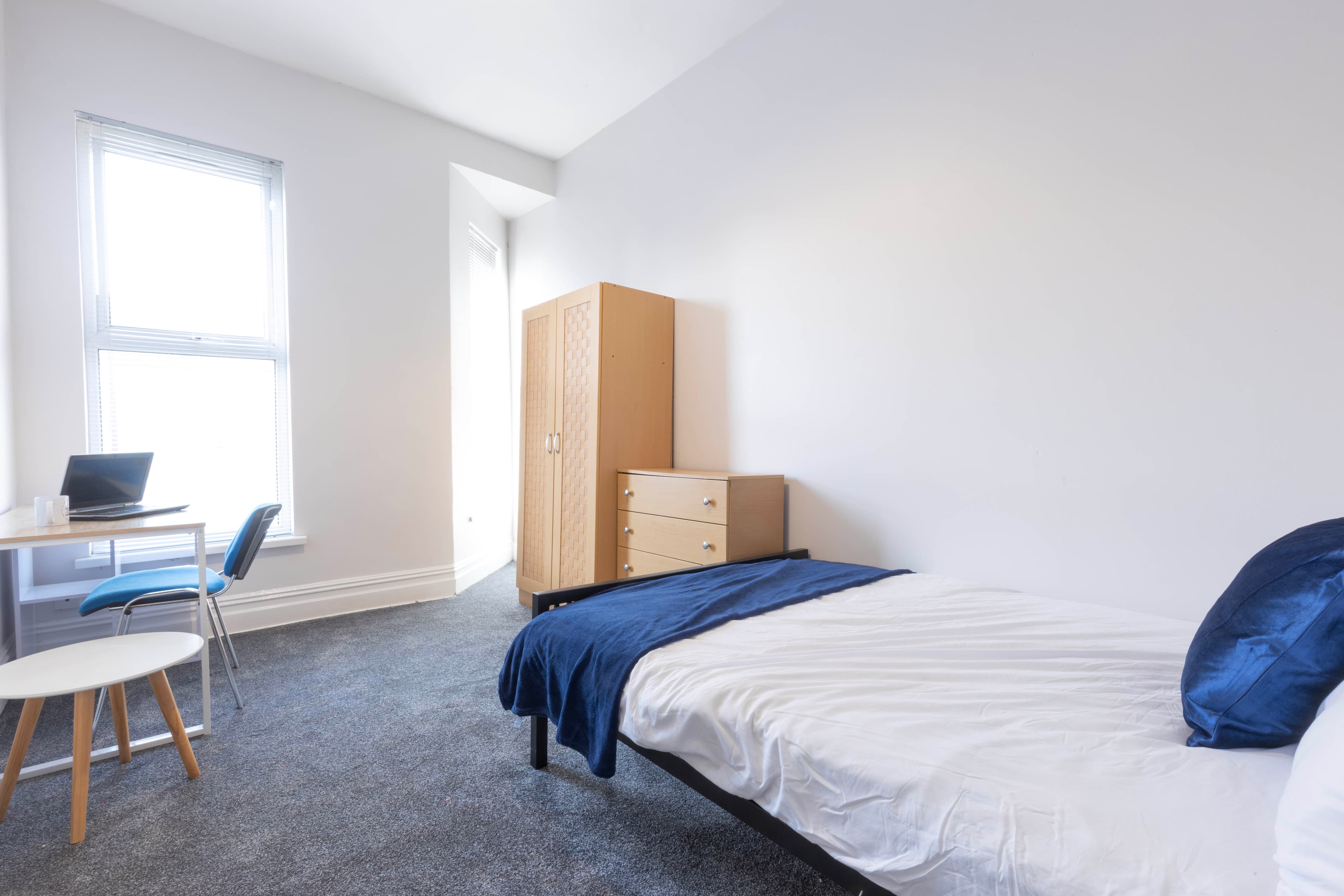 7 Bed House - Ash Gove photo 1