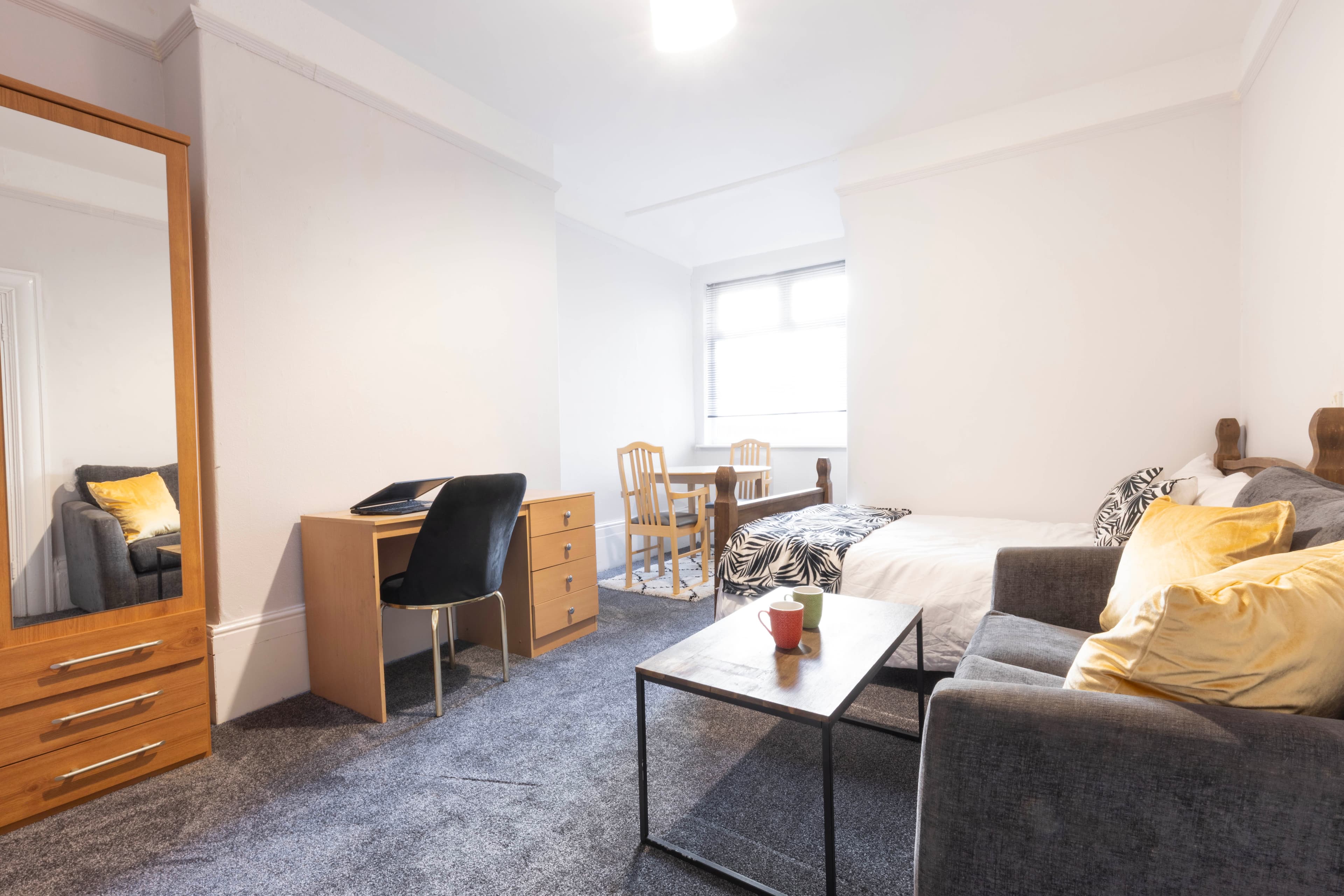 7 Bed House - Ash Gove thumbnail 2