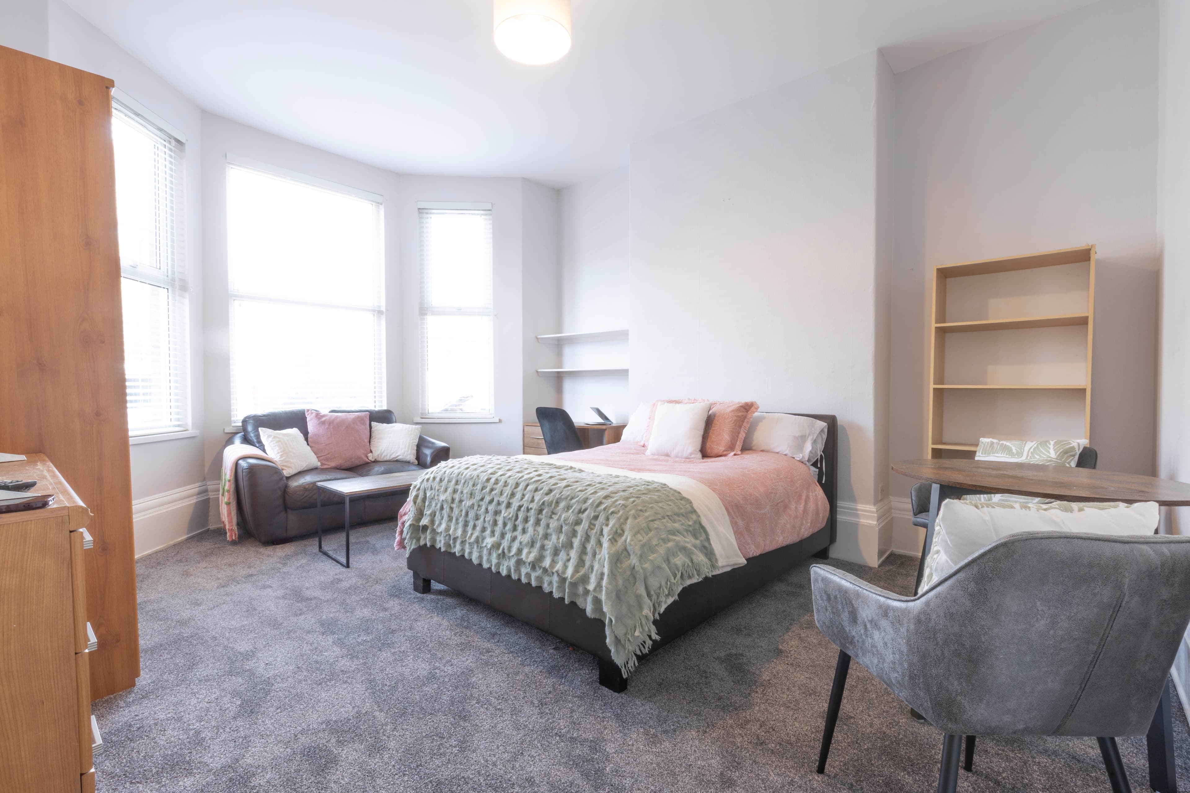 7 Bed House - Ash Gove thumbnail 5