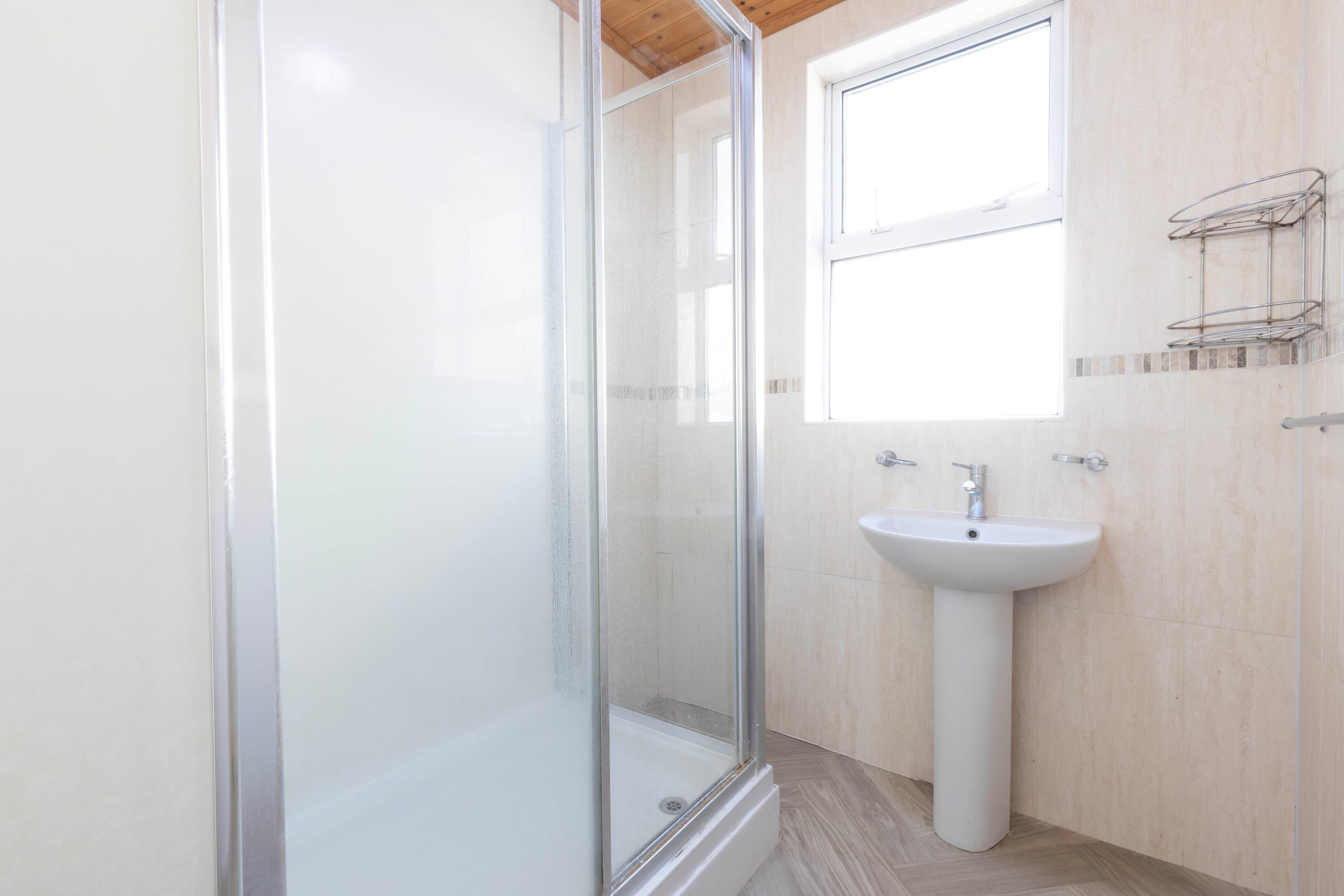 7 Bed House - Ash Gove thumbnail 8